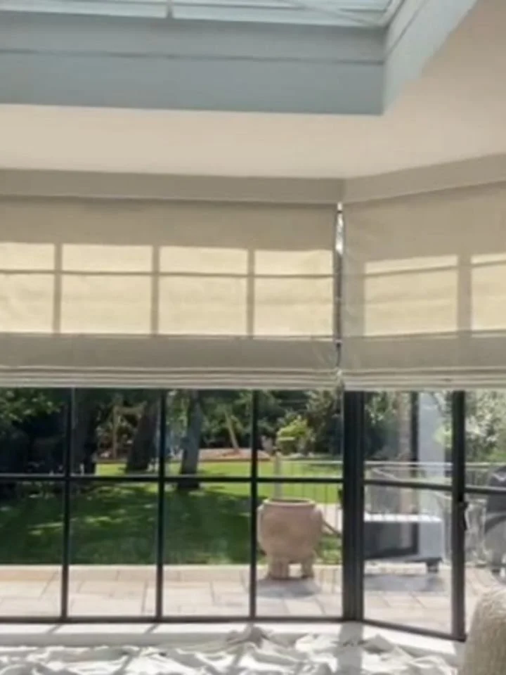 Motorised roman blinds fitted today in North London. Spot the sweet scalloped pelmet we paired it with in the dressing room! 👀

#motorisedblinds #electricblinds #somfyblinds #londonblinds #romanblinds #bespokeblinds #blindmakerlondon #curtainmakerlo