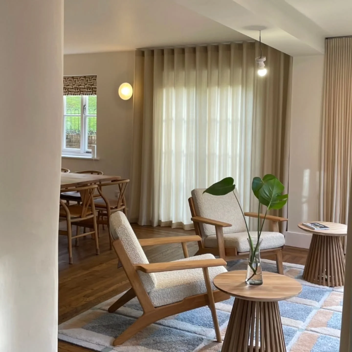 One of my recent favourites 💫
Unlined wave curtains and inset roman blinds for this gorgeous period property where modern fuses with traditional. Expertly designed by the talented @charlottebucciero.interiors 
Fabric: @zinctextile @nordicknots 
Meas