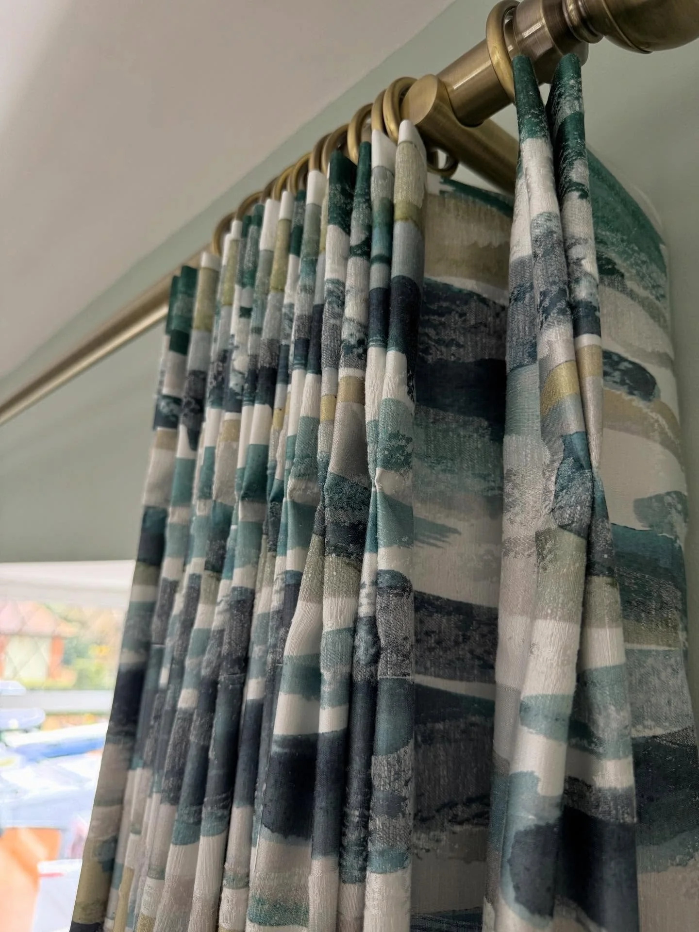 3 Things to Consider Before Buying Your Curtains:
 
Choosing the right curtains isn&rsquo;t just about picking a colour you love, there are a few key factors that make all the difference:
 
1. Fabric &amp; Texture - Think about how the fabric will fe