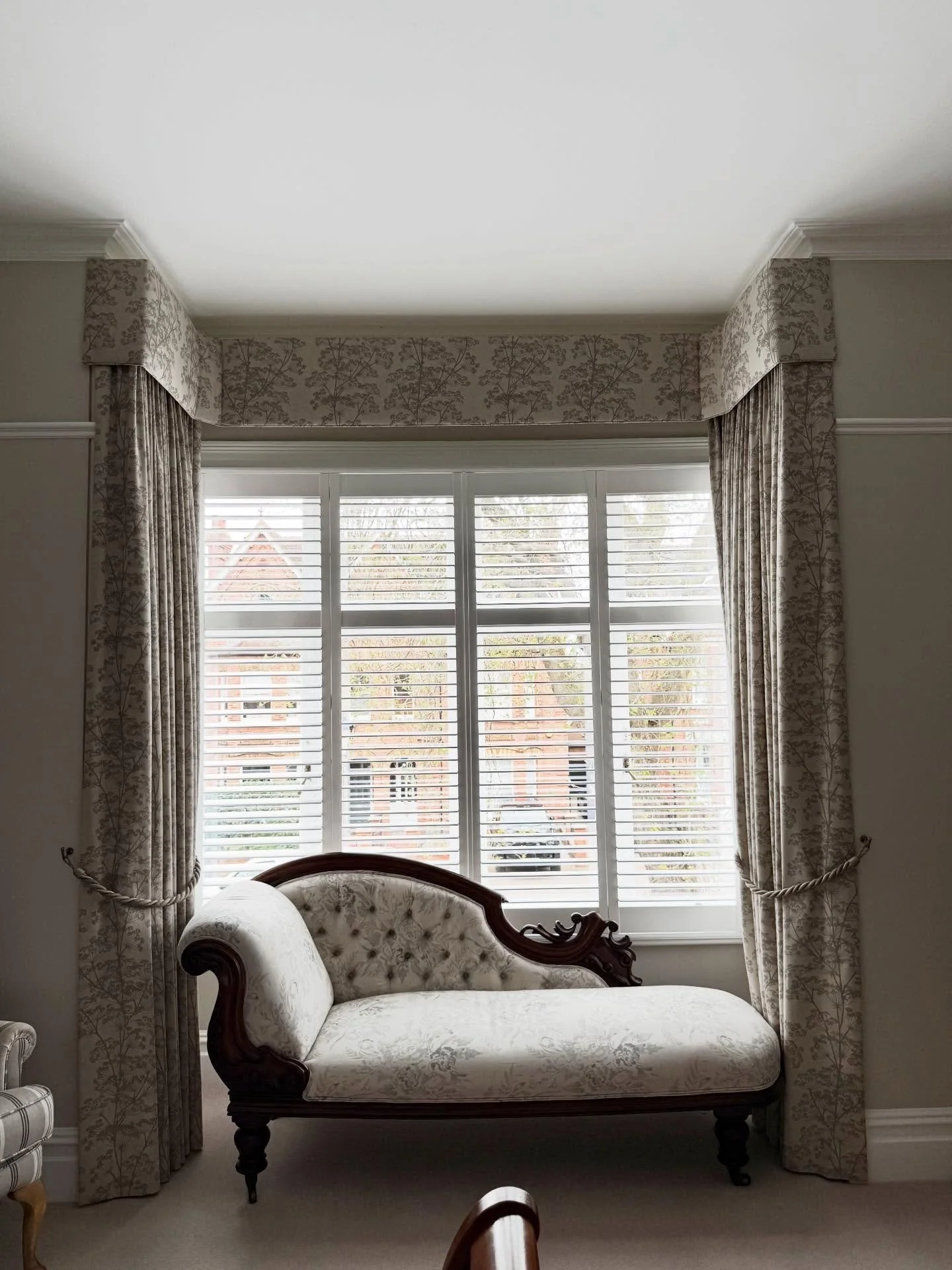 A perfectly coordinated space✨

We designed custom drapes and pelmets in @jimthompson.fabrics to complement the existing cushions and lampshades beautifully.

#KlaraStanbridge #TheCurtainExperts #MatchingInterior #LondonCurtains #AttentionToDetail