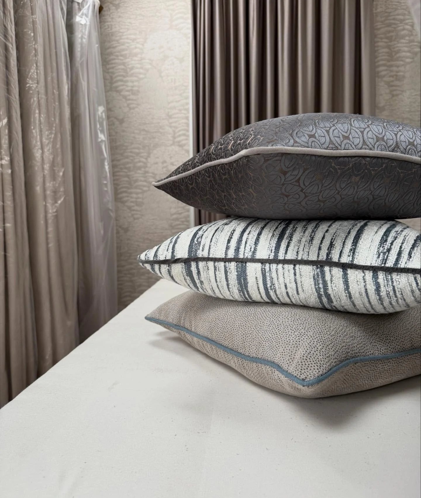 Layering materials to achieve depth without excess, creating effortless comfort. Intentional styling that enhances everyday spaces🧵🪡

The cushions are made in the following fabrics-
On the Horizon Sky by @kravet1918 
Serlio by @casamance_official 

