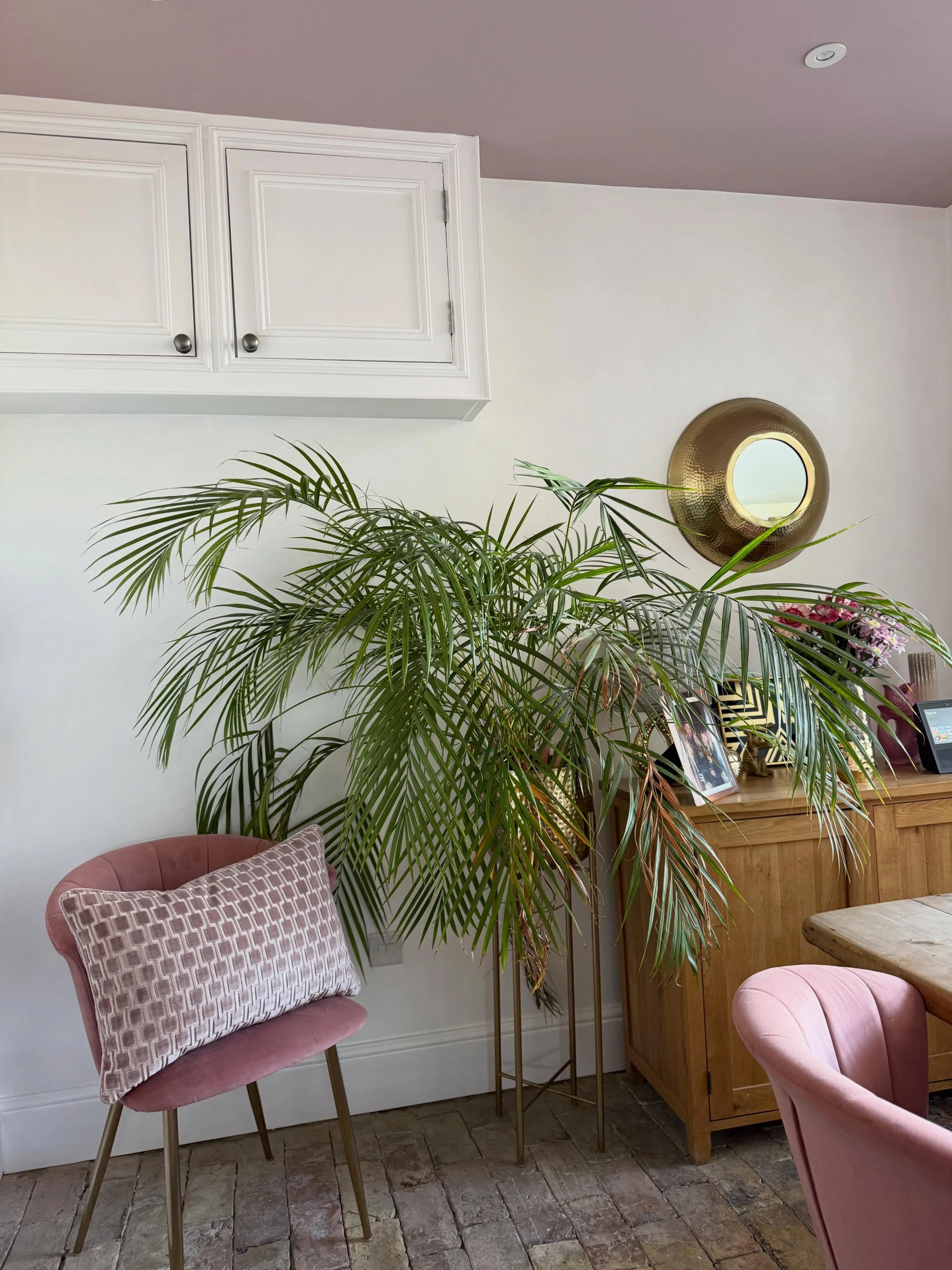 Spring bank holiday mood board: velvet pinks, leafy greens, a little sunshine and the coziest corner made for slow mornings🌸

Fabrics from @kirkbydesign - Bakerloo &amp; Blossom.

#klarastanbridge #thecurtainexperts #londoncurtains #bankholiday #cus