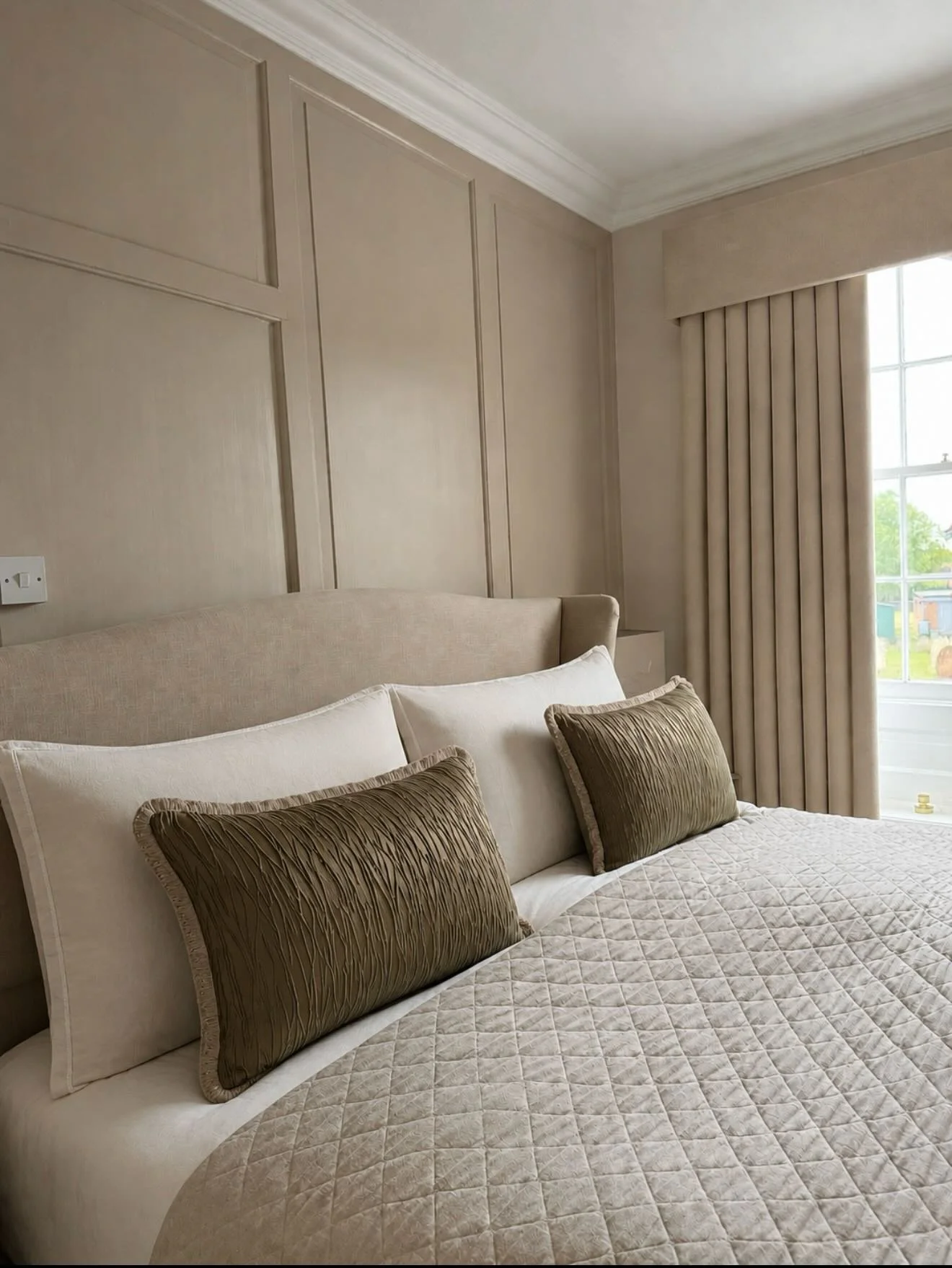 Inviting and beautifully composed, these cushions combine the tactile richness of fabric from @kravet1918 with the refined finishing touch of brush fringe from @samuelandsons 🤍

#klarastanbridge #thecurtainexperts #londoncurtains #cushions