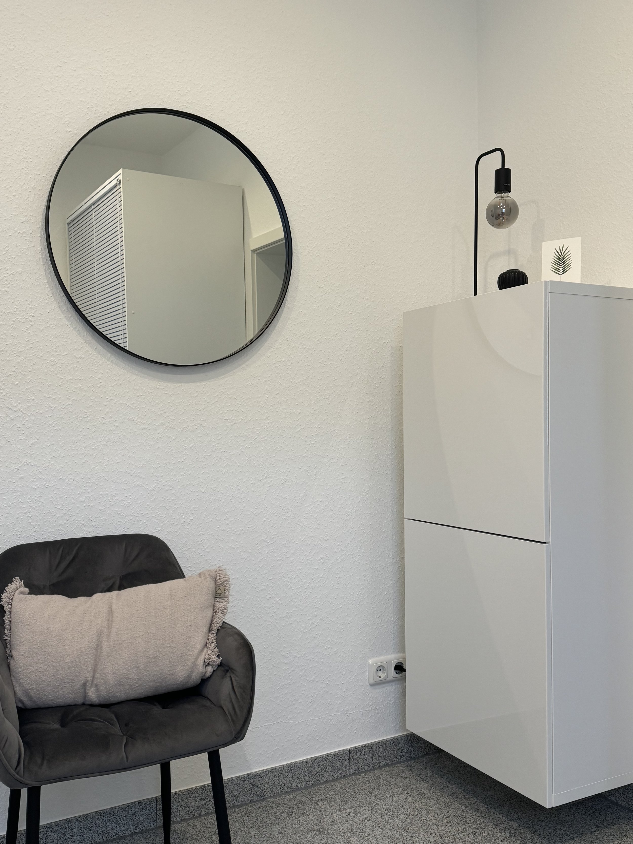 Modernes Ambiente im Praxisraum der ärztlichen Osteopathie Christiane Stern in Mainz