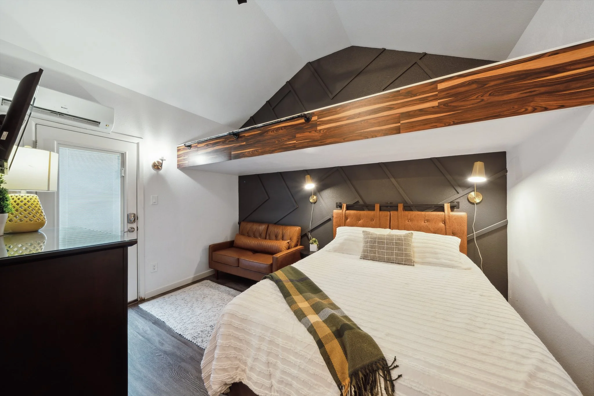 8033_County_Rd_802_Burleson_TX_76028_USA-Bedroom-_BEV3983.jpg