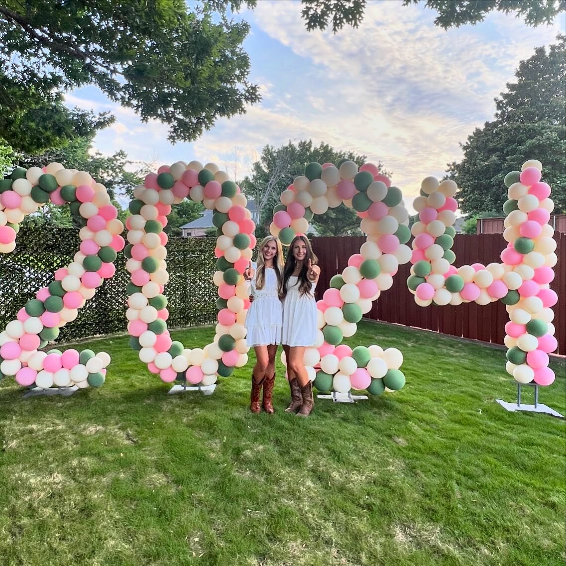 Congrats Grads!! 🩷💚
@linzibrookss @macy_._michelle 

It&rsquo;s Grad Party Season! Book your 2024 Yard Numbers before it&rsquo;s too late! Visit our website to book or DM us.

#gradseason #yardnumbers #classof2024 #gradpartyideas #texastech #tcu #t