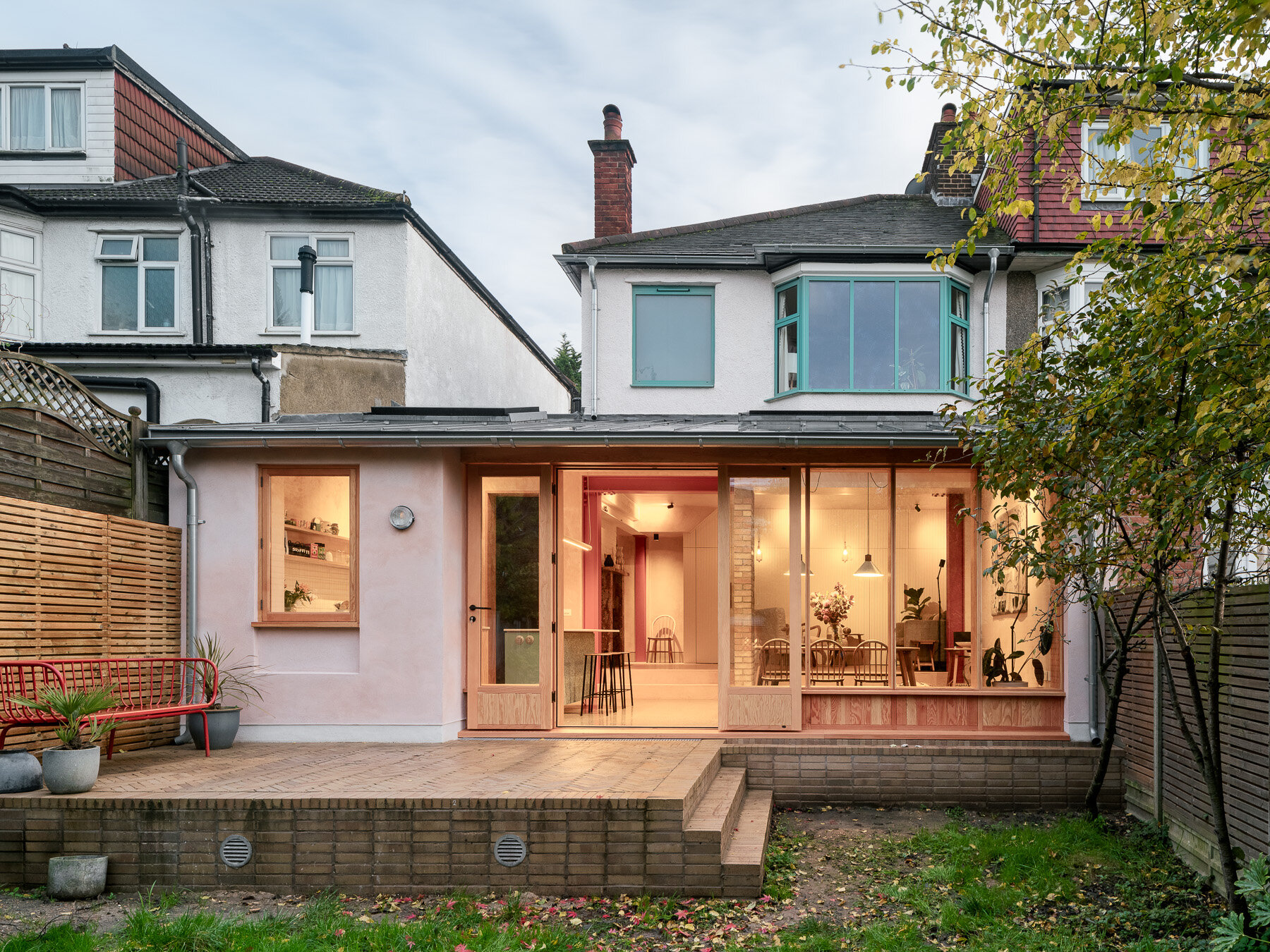 This extension to a interwar semi-detached house in Walthamstow comes to life at dusk when the warm glow of the open plan kitchen, living and dining area illuminates the soft material palette of pinks, reds and timber 💡

📸 @lucap_photos 

#eastlond