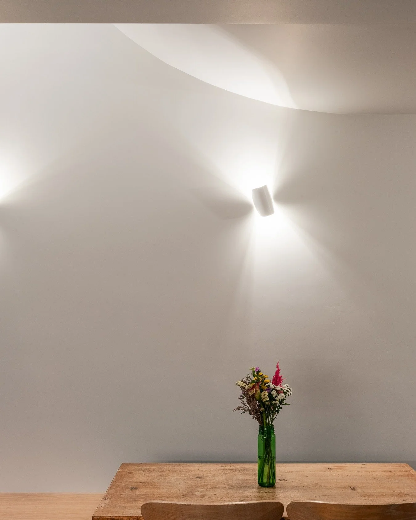 Rotatable wall lights from @thehouselightshop illuminating the curved ceiling at our project in Stoke Newington 💡

📸 @lucap_photos 
👷&zwj;♀️ @keenanconstruction1 
🛠️ @constant_sd 

#DMI2024 #ReimagineTheHome #eastlondonhomes #stokenewington #stok