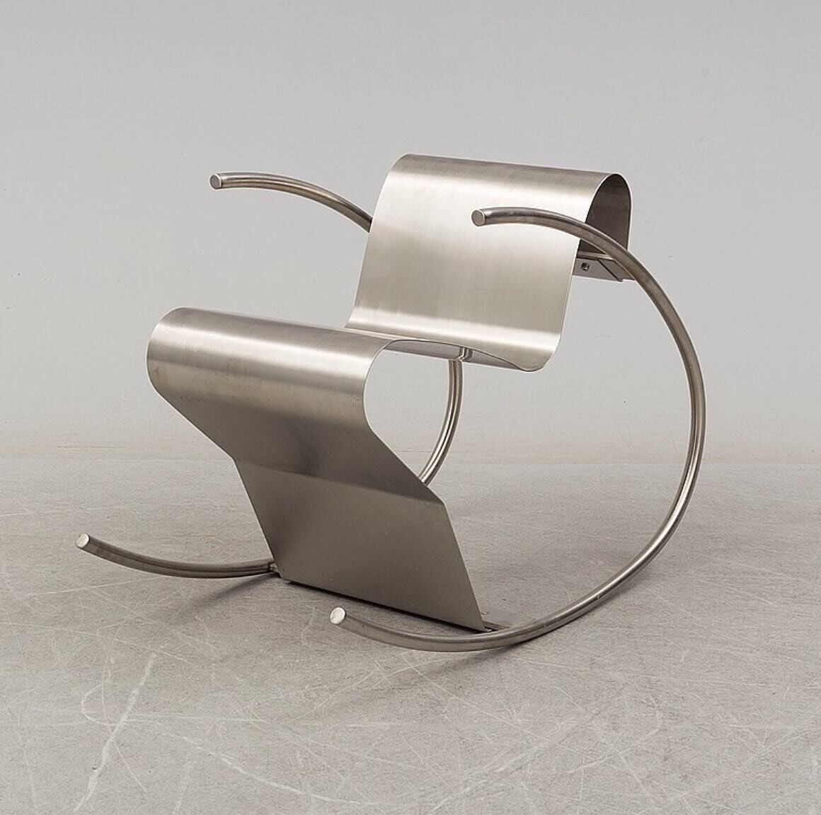 &lsquo;Rock n Roll&rsquo; rocking chair by Sigurdur Gustafsson ❣︎
&bull;
&bull;
&bull;
#architecturaldigest #architecturalporn #calminghomes #dailyinspiration #designinspo #houseoftheday #moderndesign #neutralhomes #neutraltones #residentialdesign #r