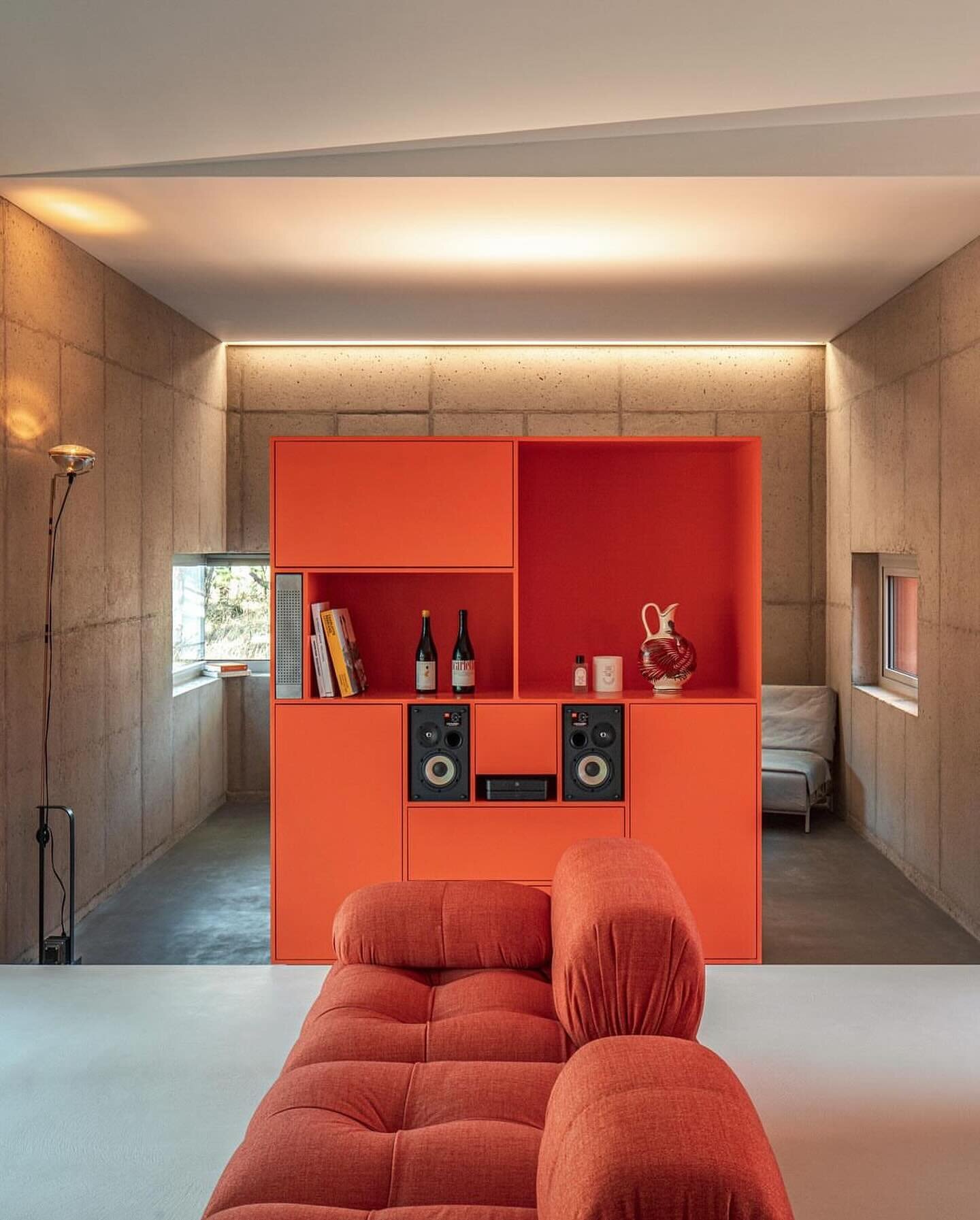 what are your thoughts on orange? by @oneaftr, photo by Jang Mi ❣︎
&bull;
&bull;
&bull;
#architecturaldigest #architecturalporn #calminghomes #dailyinspiration #designinspo #houseoftheday #moderndesign #neutralhomes #neutraltones #residentialdesign #
