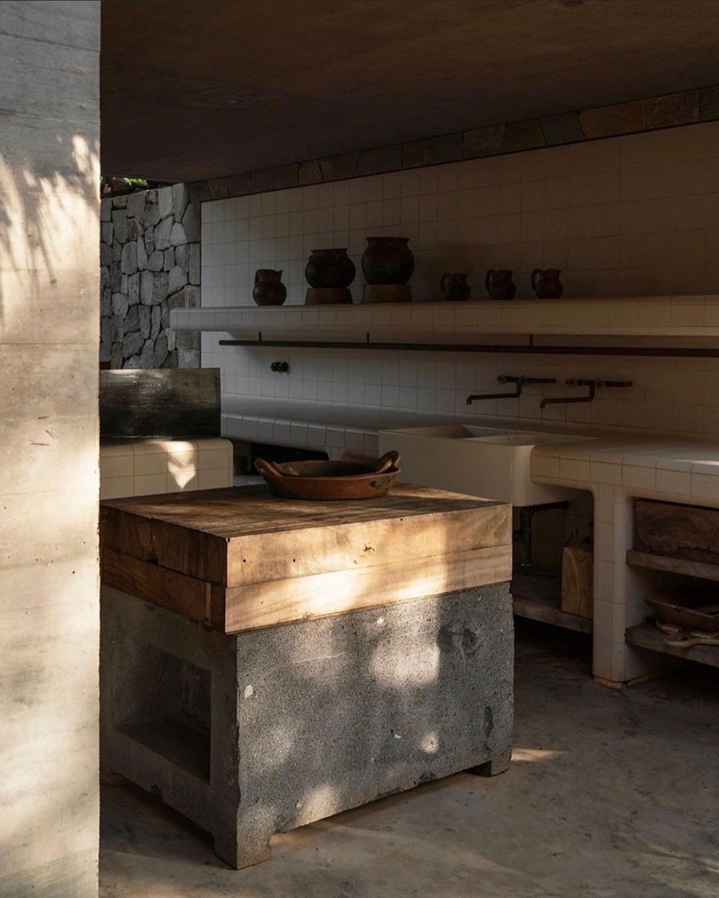 Oaxacan kitchen by @taller_mauricio_rocha, styled by @s__g__l, photo by @fabianml ❣︎
&bull;
&bull;
&bull;
#architecturaldigest #architecturalporn #calminghomes #dailyinspiration #designinspo #houseoftheday #moderndesign #neutralhomes #neutraltones #r