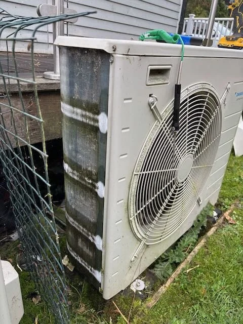 Heat pump with patchy frost from refrigerant undercharge