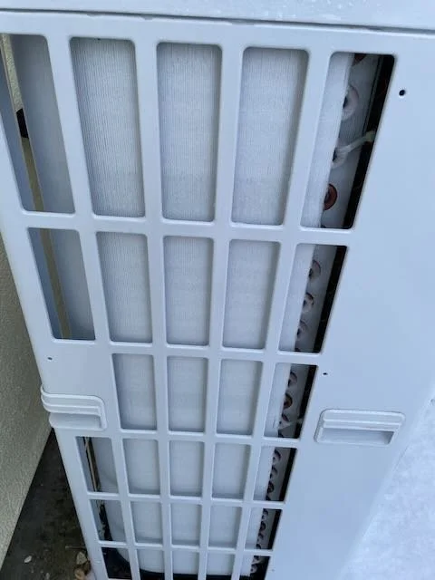 Heat pump with even frost pattern