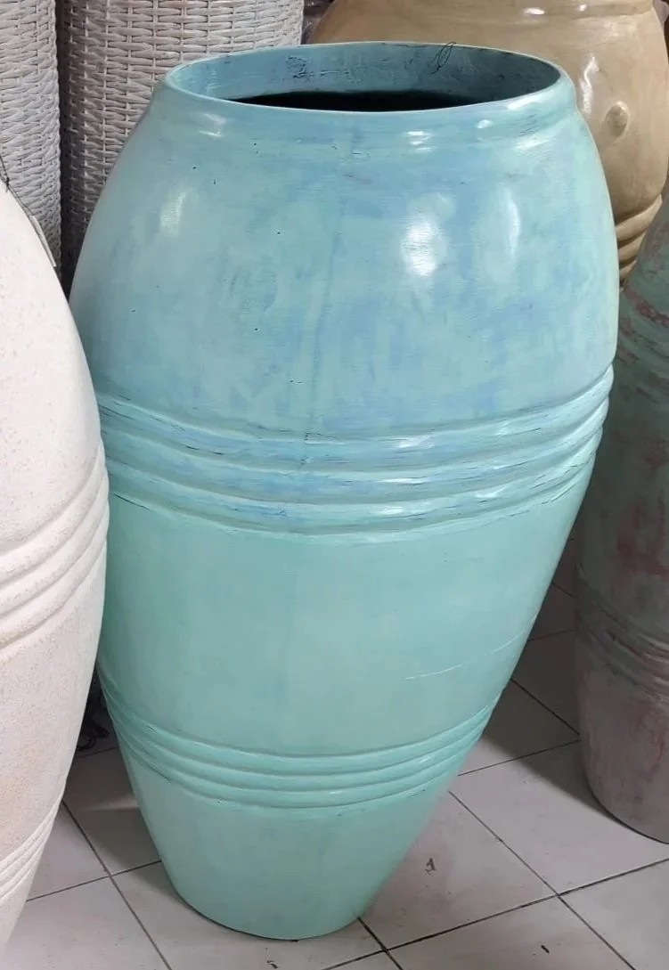Grande jarre turquoise striée – en fibre de ciment, fabrication artisanale de Bali