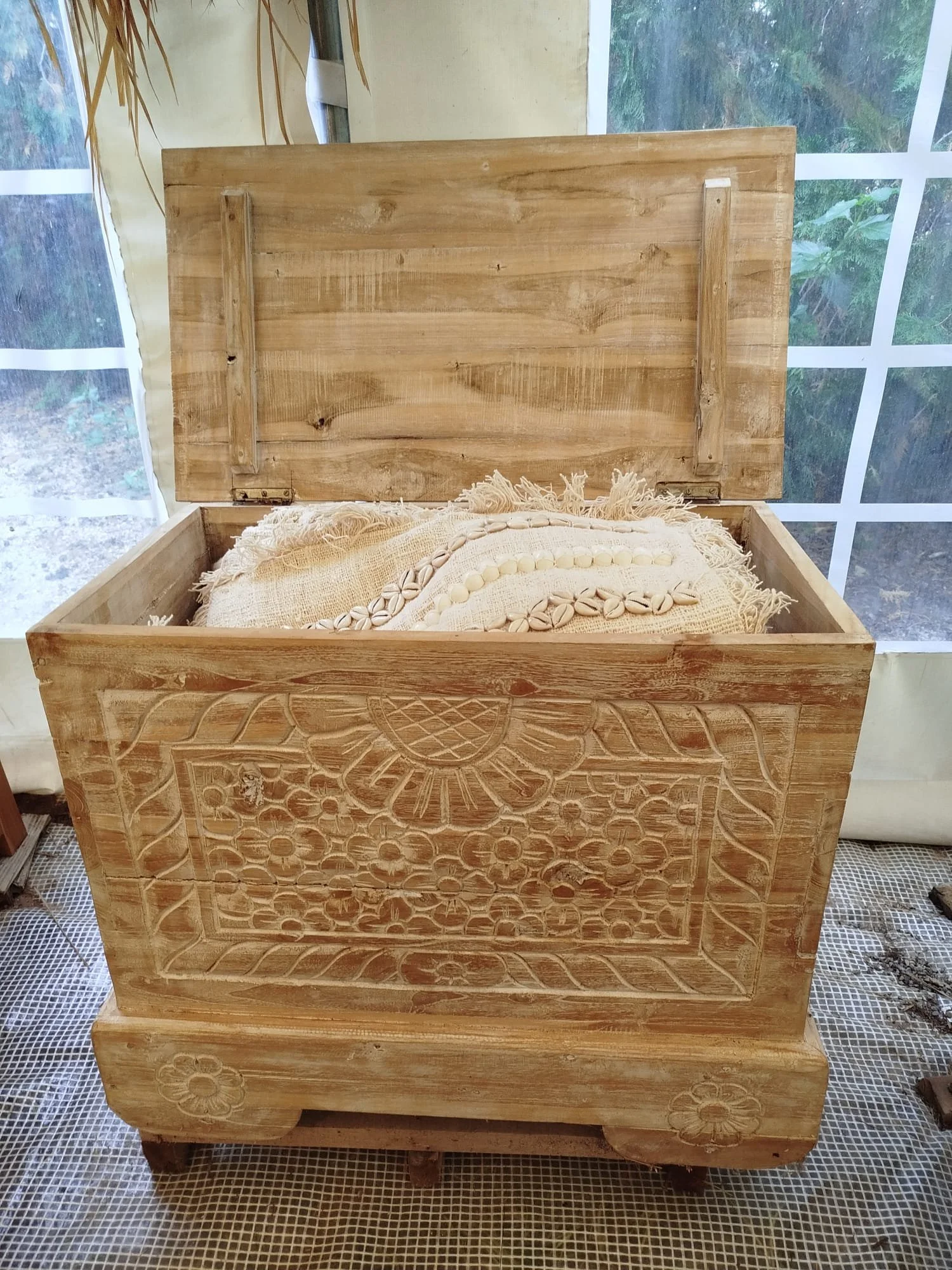 Petit coffre en teck blanchi sculpté – avec roulettes, fabrication artisanale de Bali