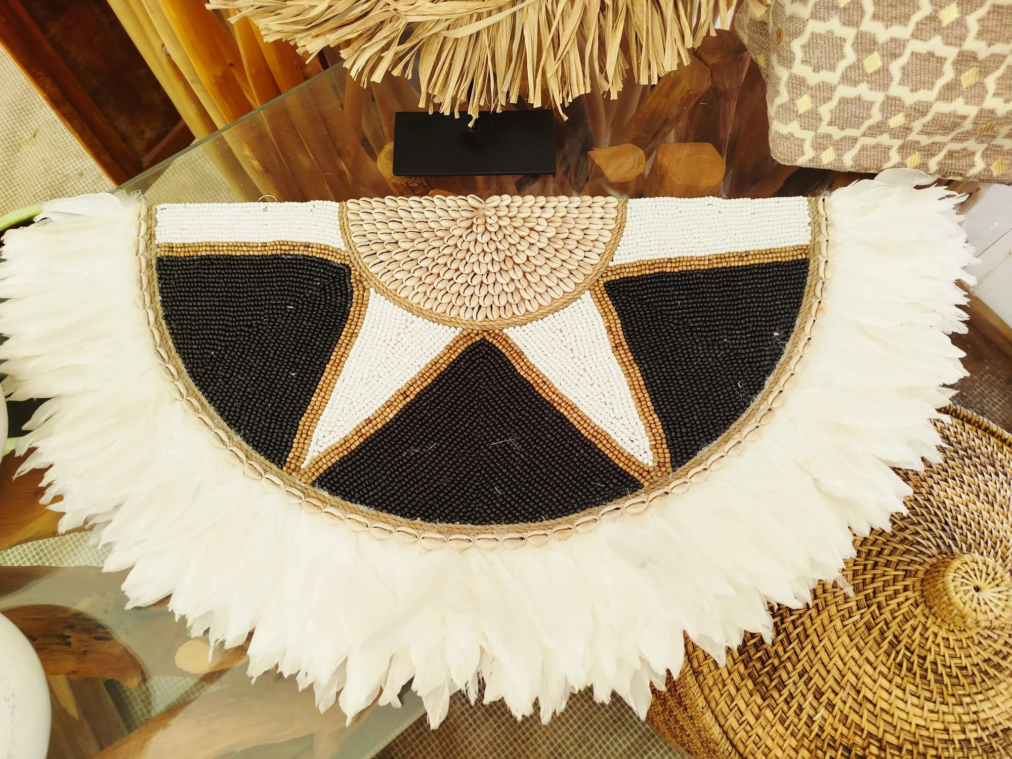 Décoration murale demi-lune en perles, coquillages et plumes – motif étoile