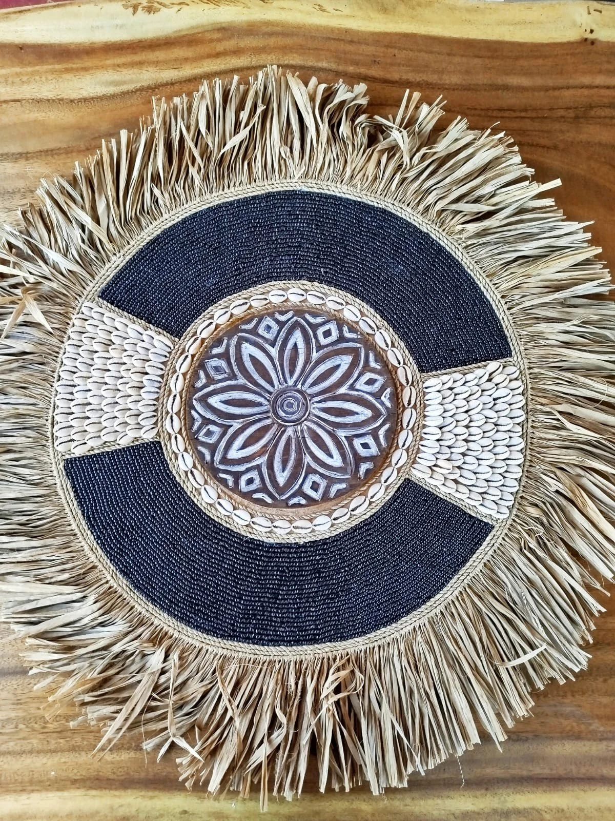 Décoration murale ronde en paille Alang, perles noires et coquillages – motif floral