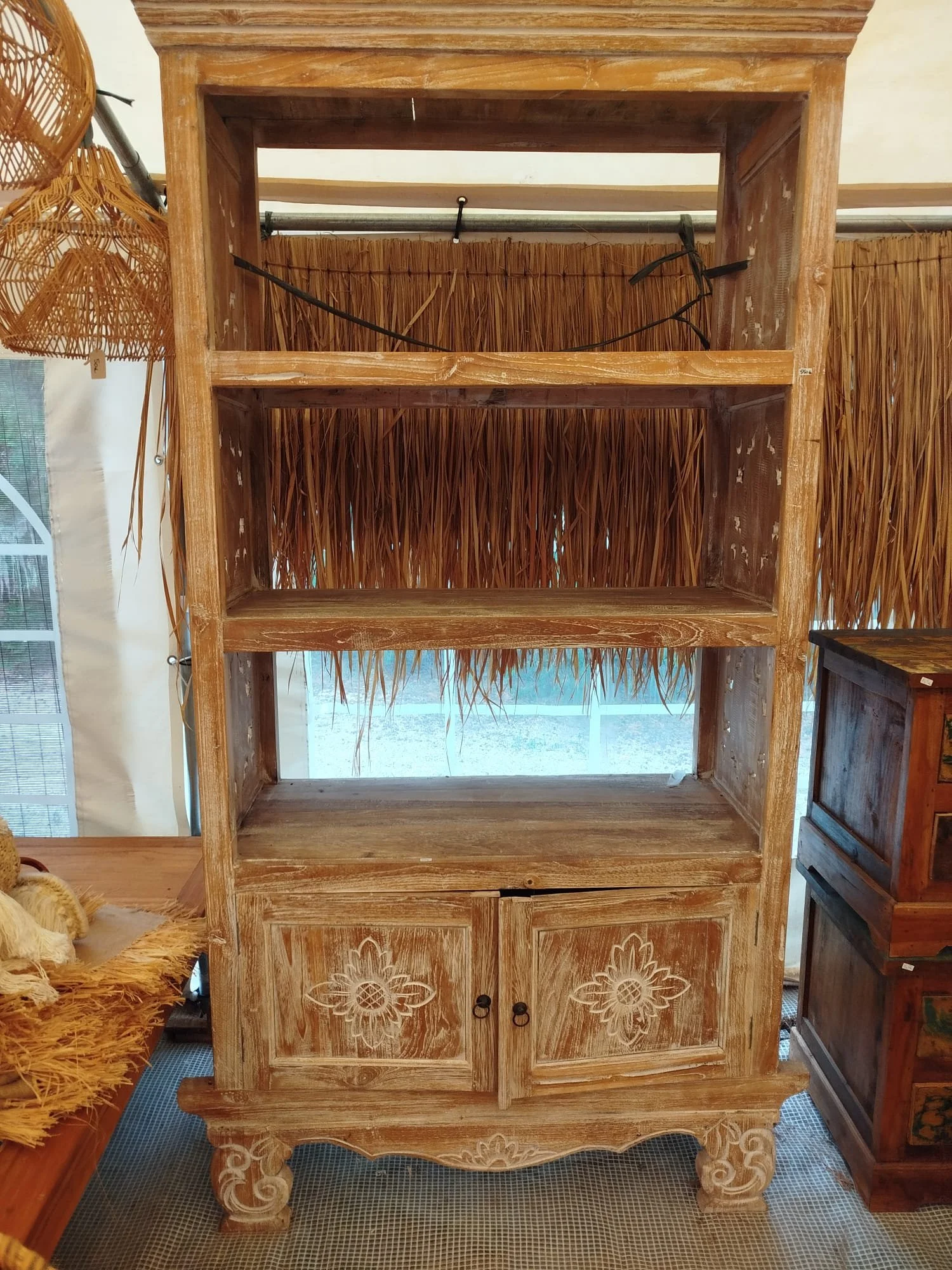 Étagère en bois de teck blanchi – portes sculptées et rangements ouverts