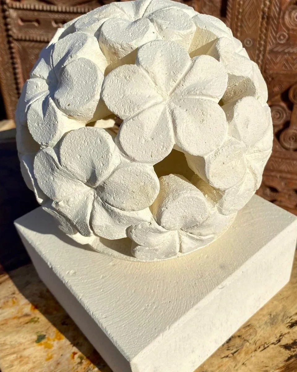 Petite lampe de jardin en pierre – motif fleurs de frangipanier – Bali