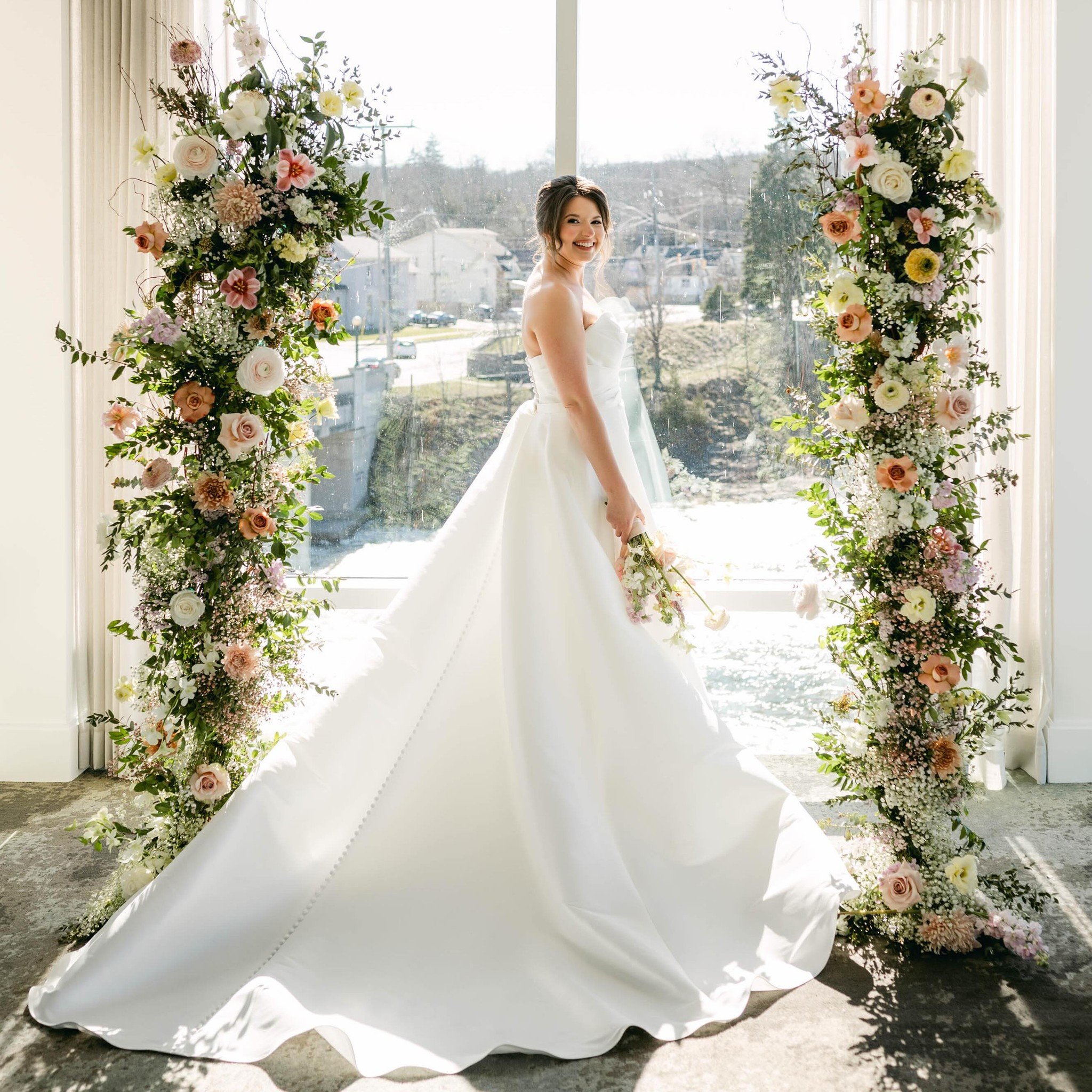 Ok guys, seriously &hellip;.can we have a moment for Shelby? I mean 🥹😍🤯

When creating these floral pillars I imagined how the light would be once she seems them, once they are saying their vows, during the kiss. 

@515photoco&mdash; ladies, your 