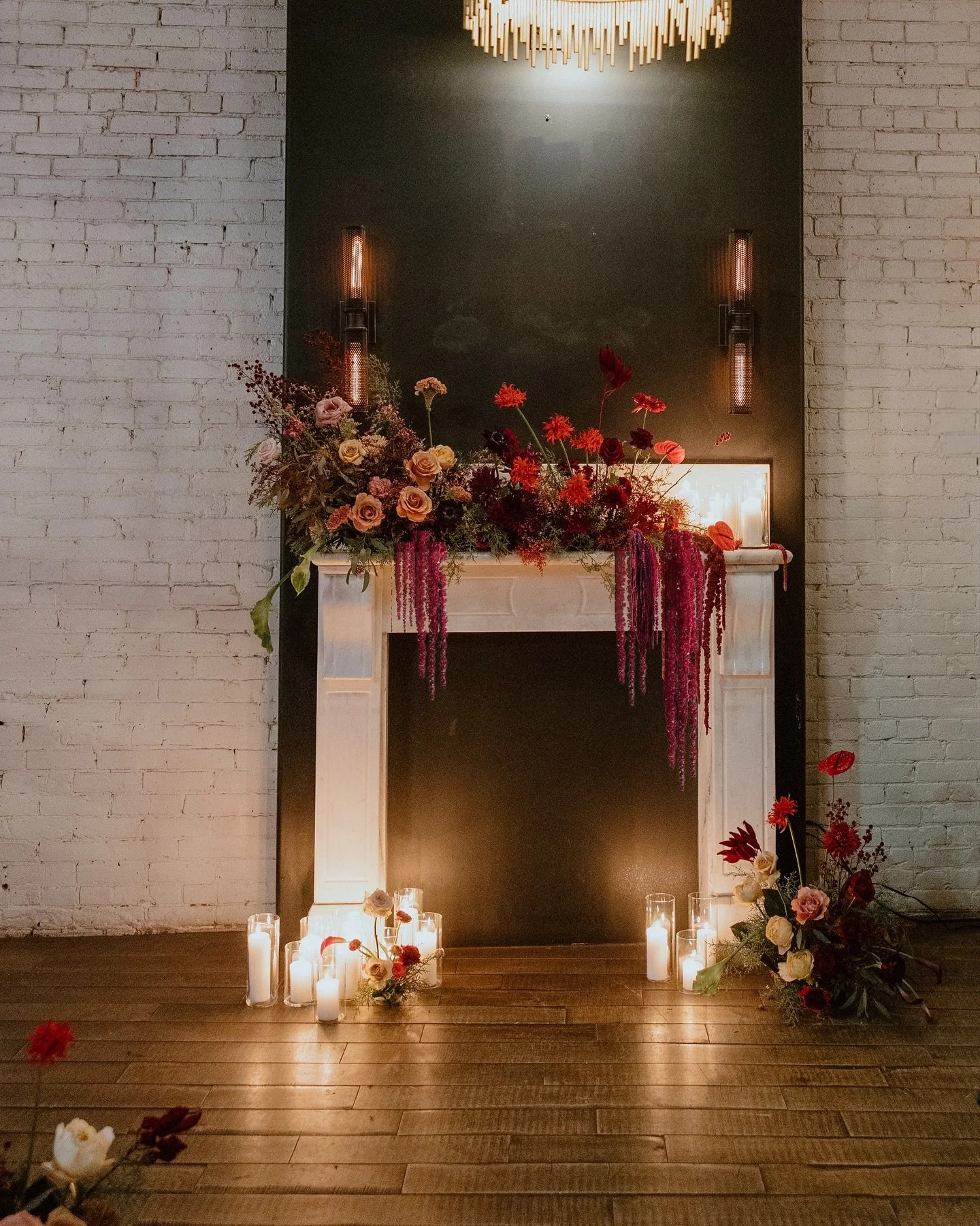 Cozy season weddings just feel different, especially inside a restaurant where the room already comes with warmth, texture and atmosphere.

For Jennifer + Jared at The Diplomat in Hamilton, we kept everything intimate and intentional: a candle-lit ai