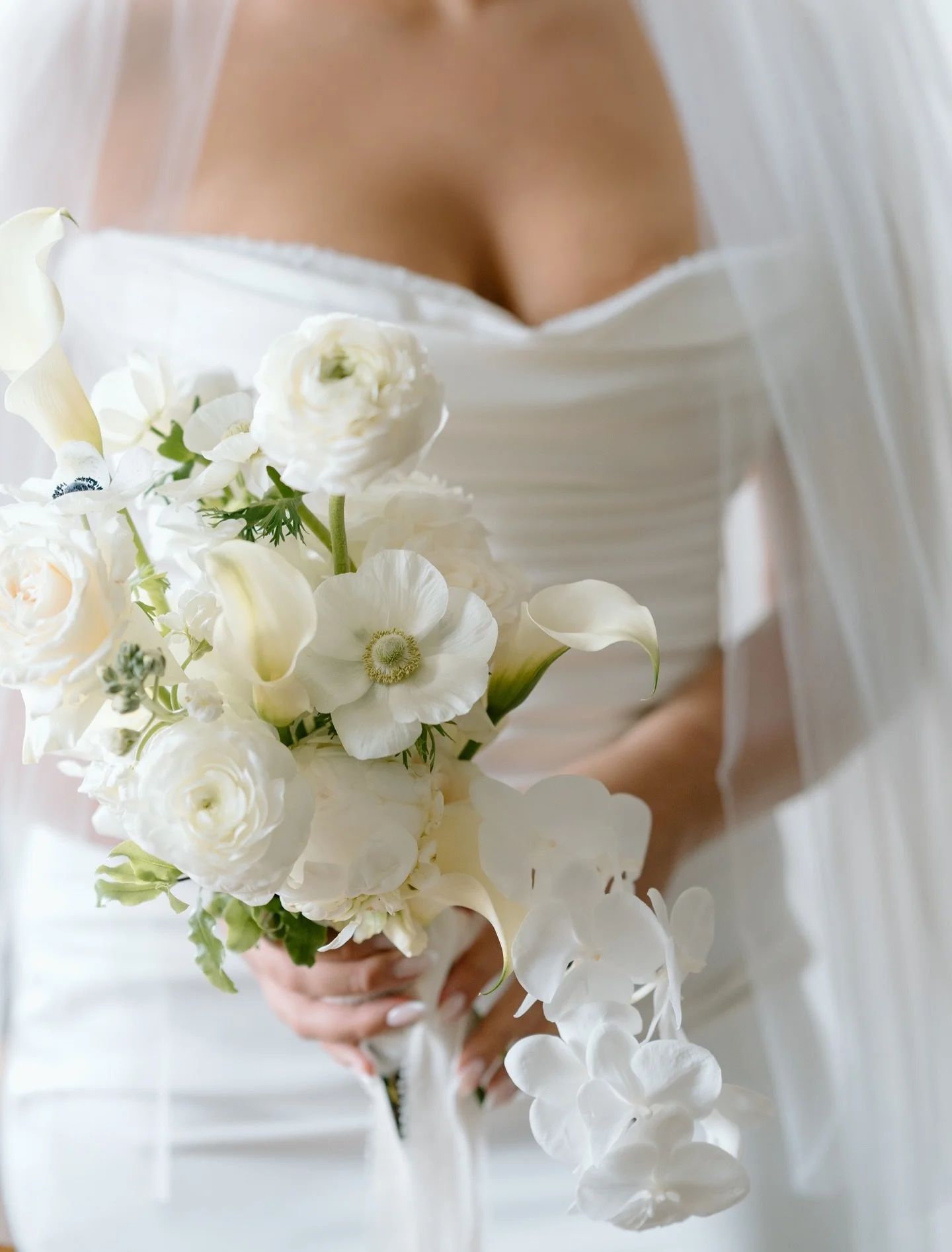 At the Art Gallery of Hamilton, the details carry the design.

Low, sculptural table florals that work with the architecture.
Layered whites with citron and deep greens. 

Ranunculus, roses, anemone alongside candlelight and negative space.

Ceremony