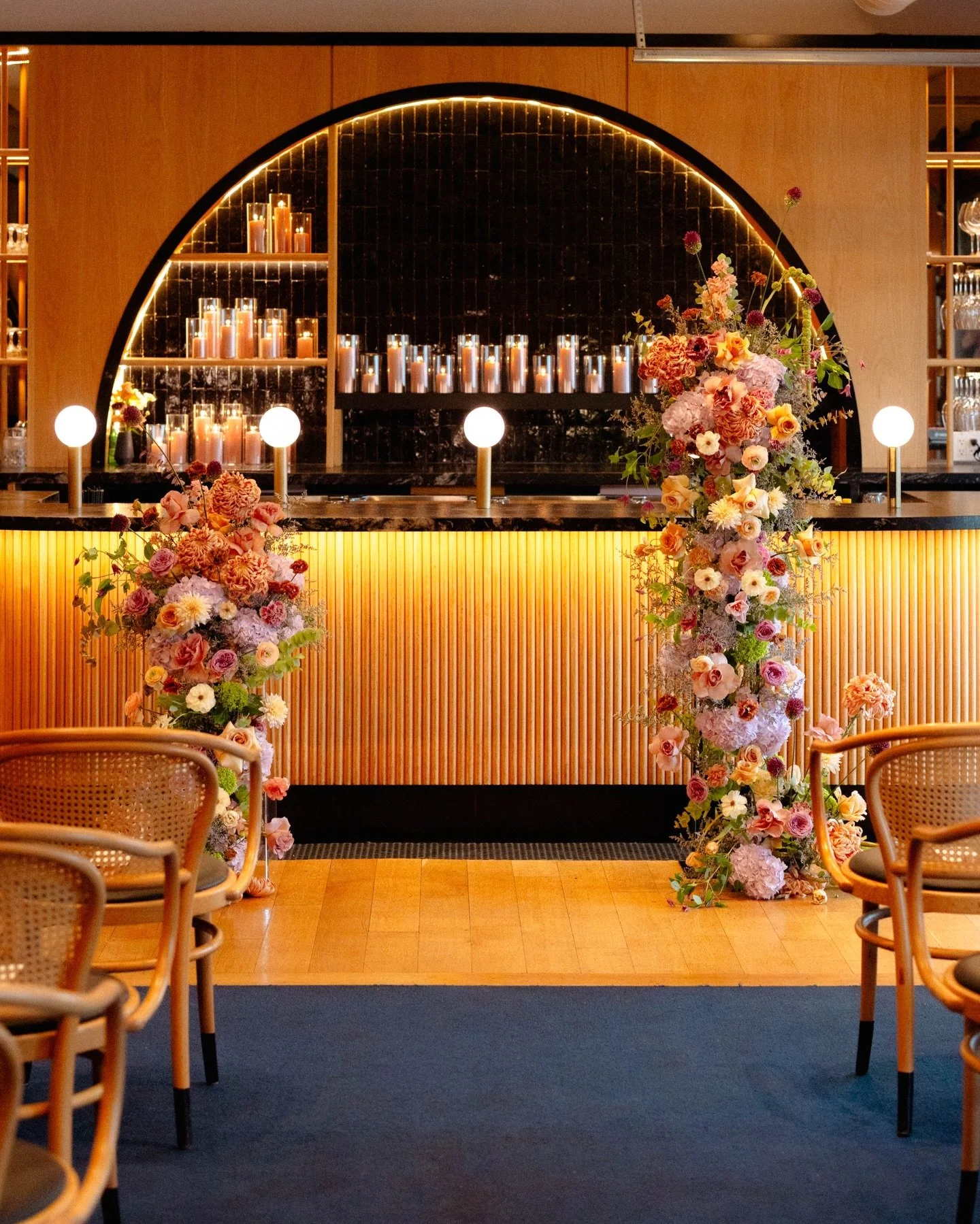 You wouldn&rsquo;t know that Amy + Jeff&rsquo;s wedding day was the only truly cold day in October.
Inside, the room was filled with warmth, romantic wedding florals in soft blush, peach, cream tones alongside lavender,  mauve and sage greens. 
Candl