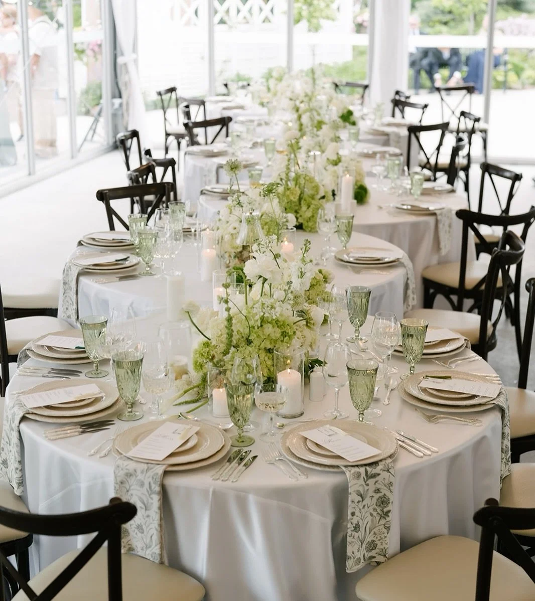 A green and white palette is one of those choices that always feels elevated.

It&rsquo;s clean, elegant, and incredibly versatile. 
Able to lean timeless or modern depending. 

For this Harding Waterfront Estate wedding design, we kept the florals s