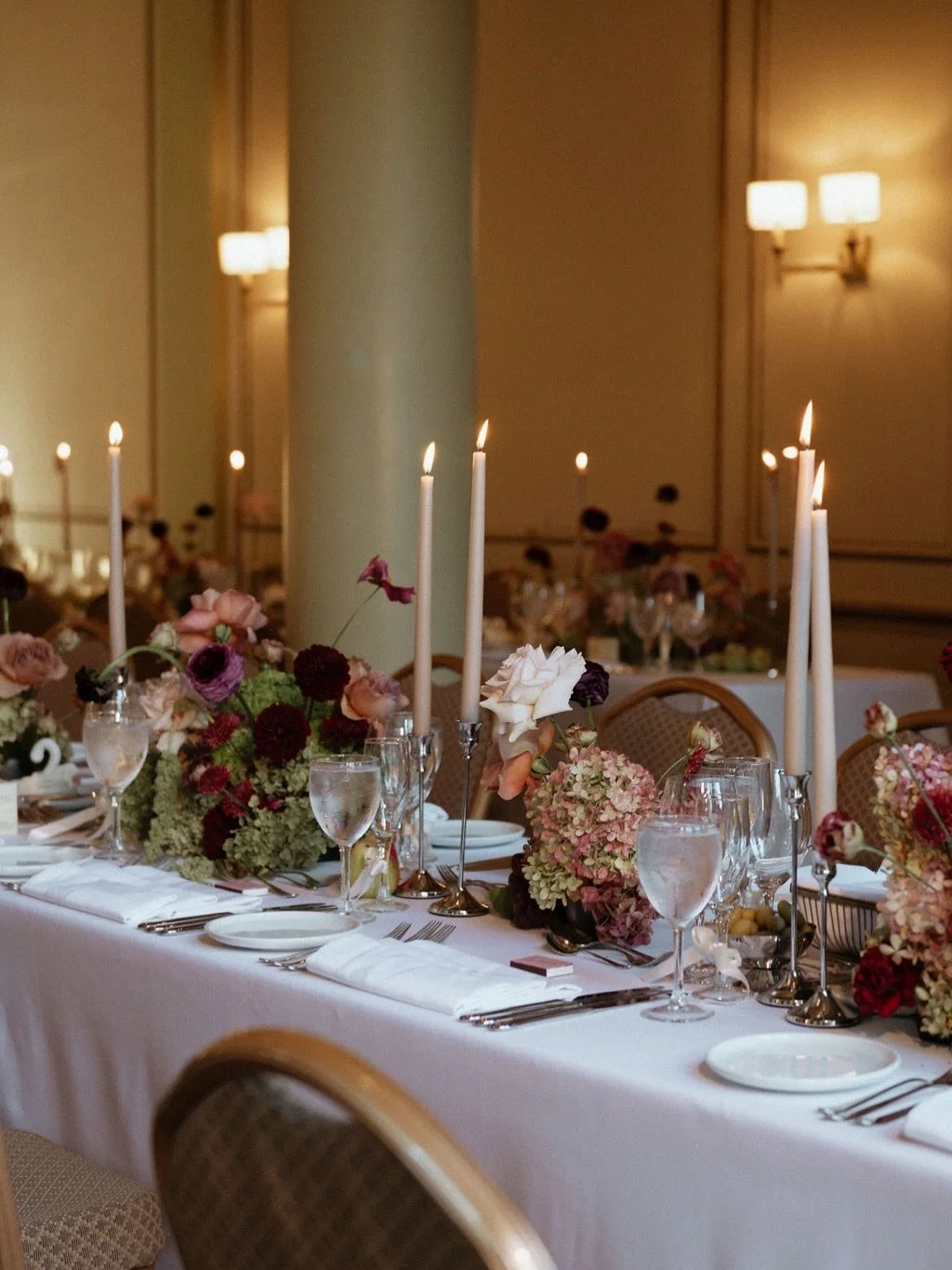 University Club of Toronto just doing its thing effortlessly, polished, a little old-world, and the perfect backdrop for something that feels both elevated and a touch undone.

Seeing this one land on @caratsandcake is such a good moment. The kind of
