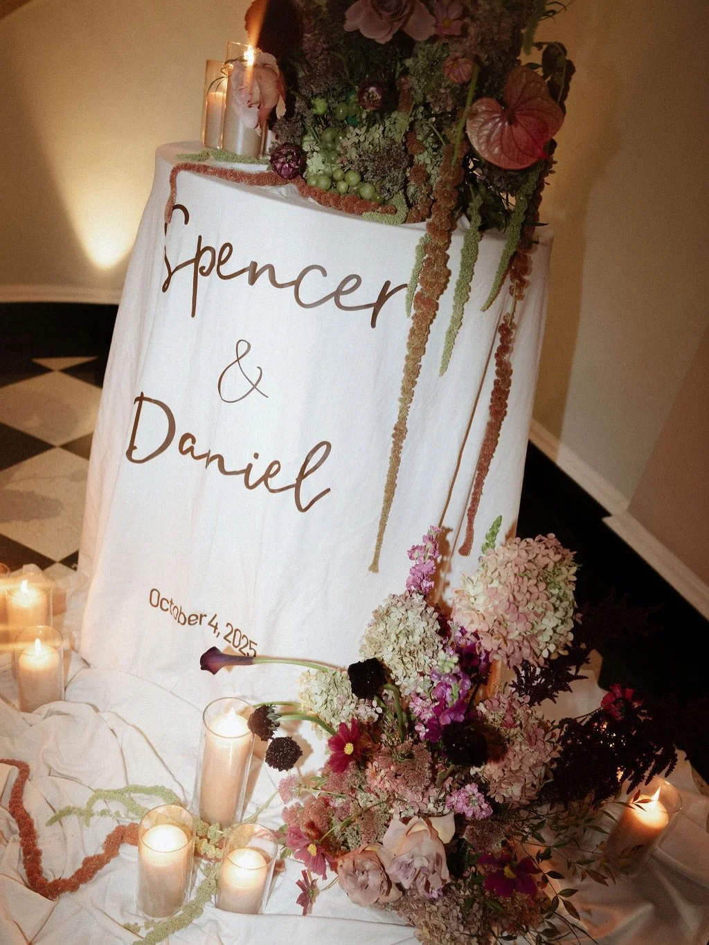 the intimate and tender moments of S + D&rsquo;s room reveal, as captured by the magical eye of @chelsea.gurr ✨

University Club of Toronto, elegant wedding florals, Toronto florist, Ontario florist, moody florals, chic wedding, luxury wedding flower