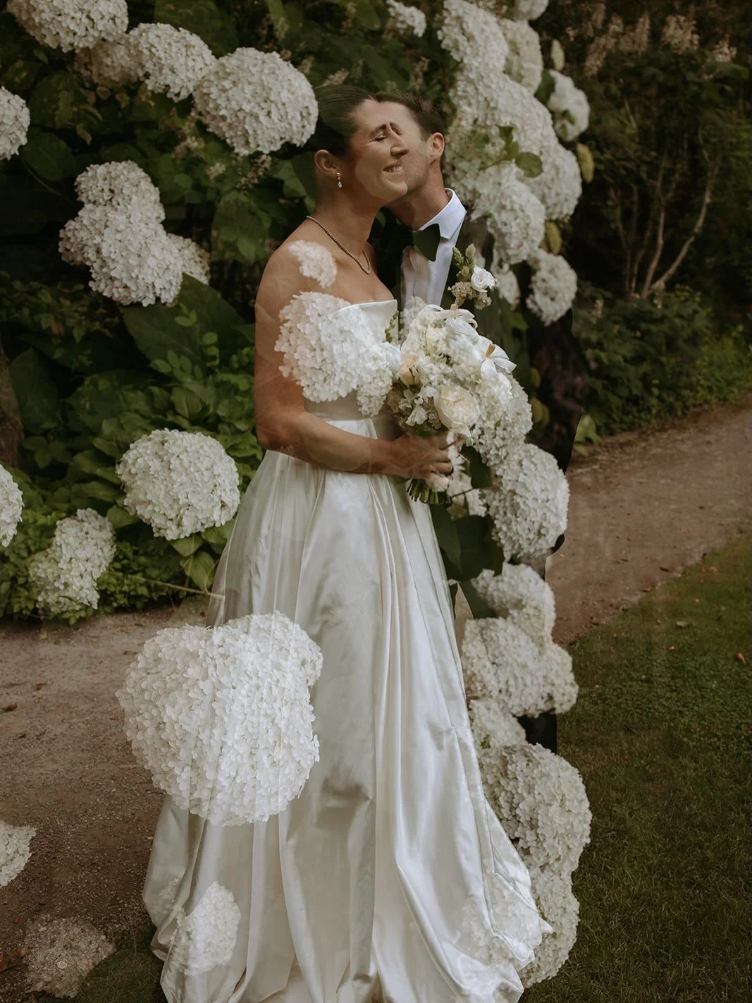 A few of Kevan + Jarett&rsquo;s wedding moments at Langdon Hall, beautifully captured by @scarletoneill.

Layer upon layer of floral and tabletop details made this day feel so uniquely theirs and the most fun celebration for two best friends. 

More 