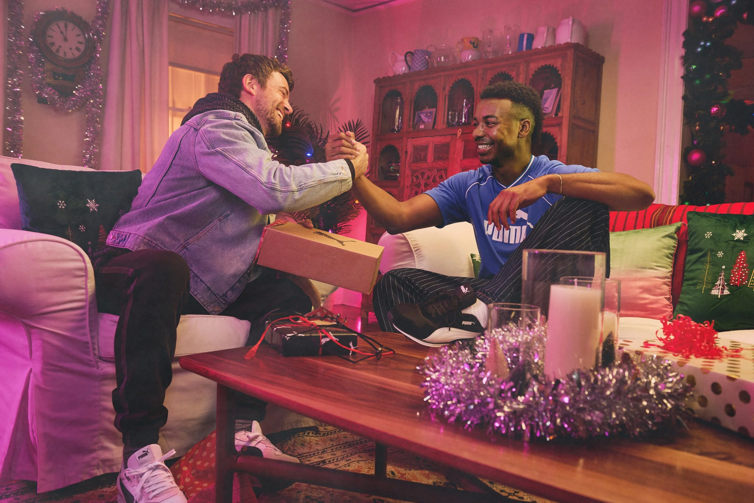 web25AW_PNA_SP_Holiday_FOC_Living-Room_Mens-Duo_0083.jpg