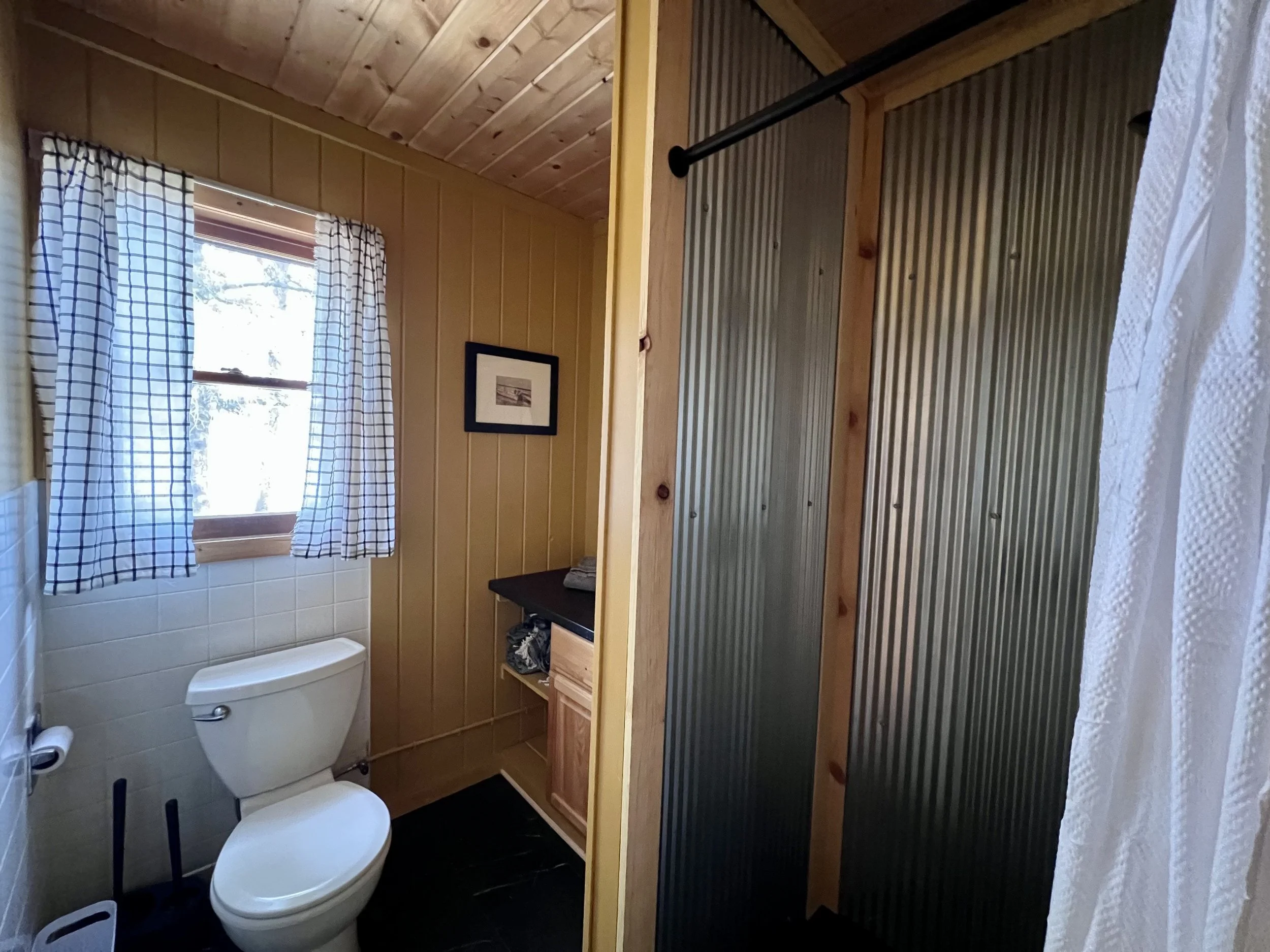 bathroom kona kona.jpg