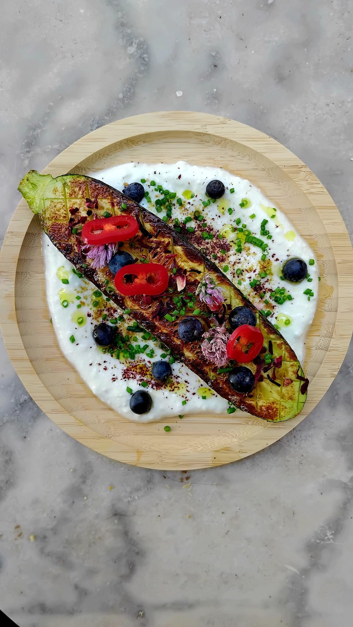 Savourez les saveurs des montagnes en Savoie lors de ce stage de yoga dirigé par l'instructeur Benoît. Les sessions de vinyasa sont agrémentées d'un voyage culinaire mettant en valeur des délices biologiques. Immergez-vous dans ce mélange unique de y