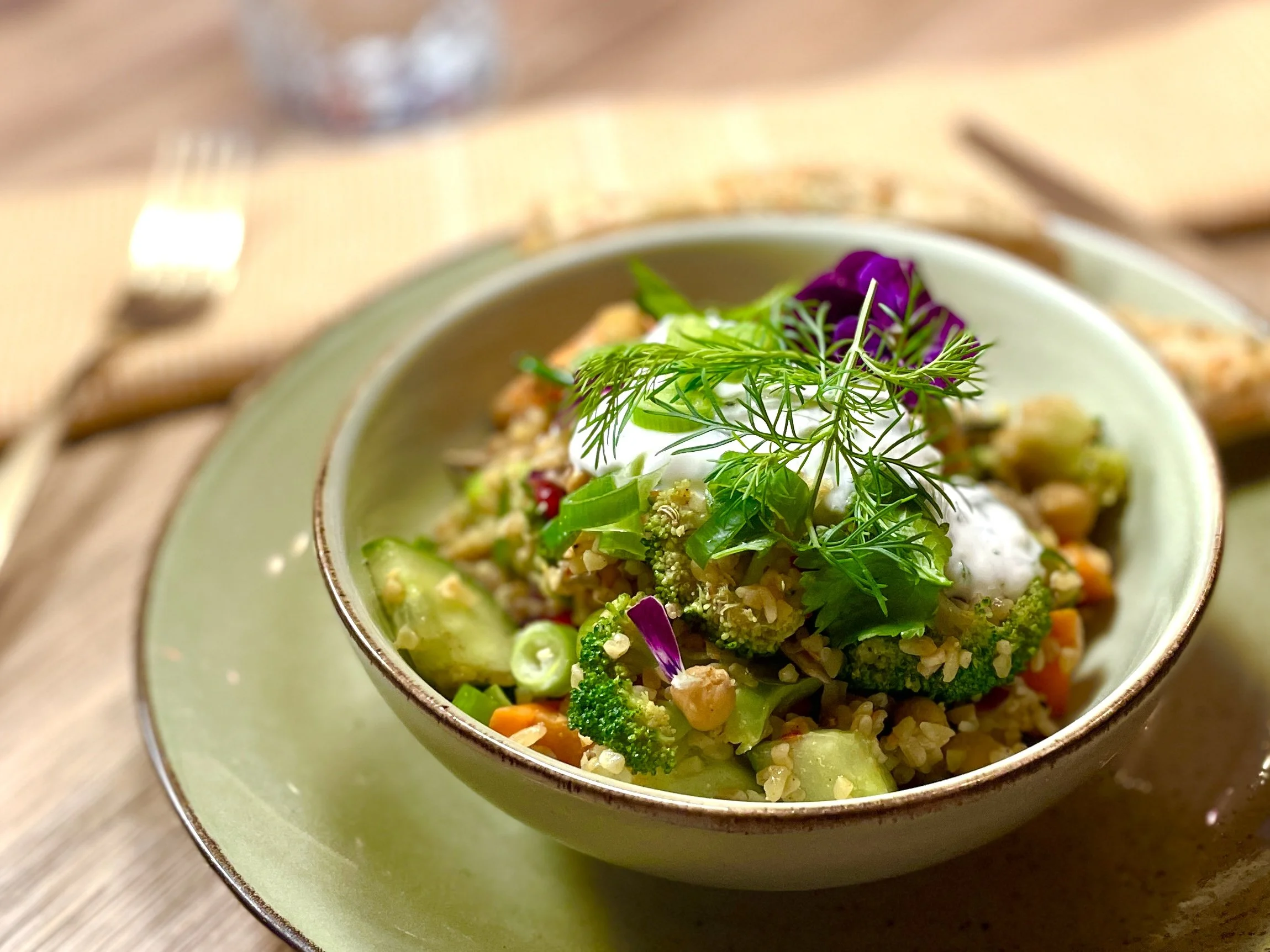 Bulgur salade met yoghurt dip