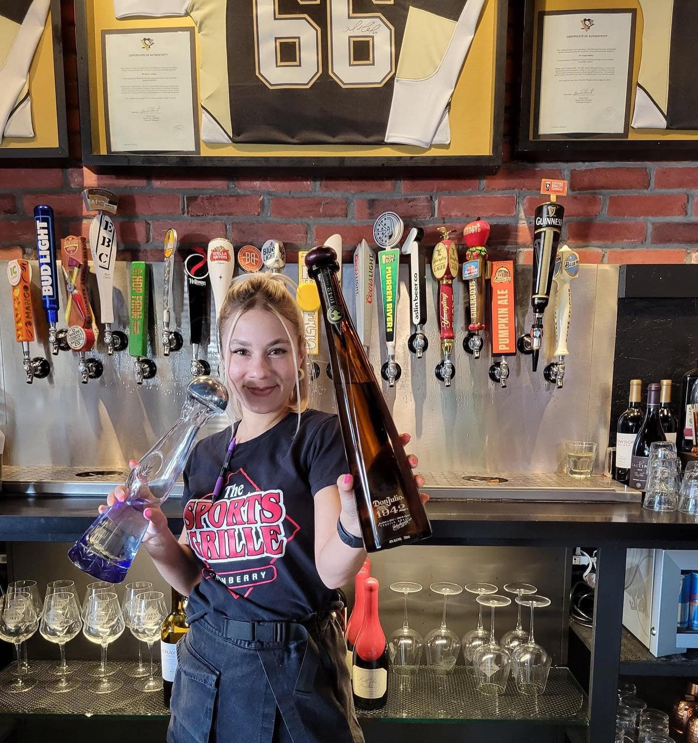 🎉 Happy Mother&rsquo;s Day! 🌷 Cheers to all the amazing moms! Join us in celebrating at @thesportsgrilleatcranberry! Locally owned by Sean Pregibon, sporting a delicious menu, wonderful atmosphere, and today all you wonderful mothers out there will
