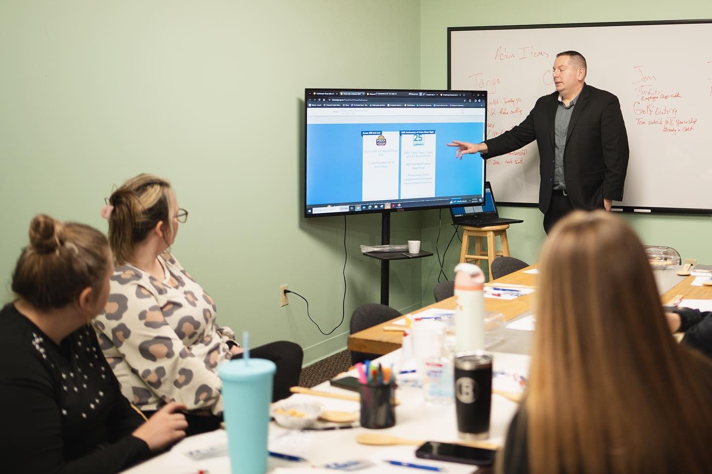 A big thank you to Seth Prentice from @followarmstrong and Amanda Fleming from @thebrandingagency_proforma for leading our latest Chamber training! They shared invaluable tips on setting up as a vendor, drawing attraction to your table, and selecting