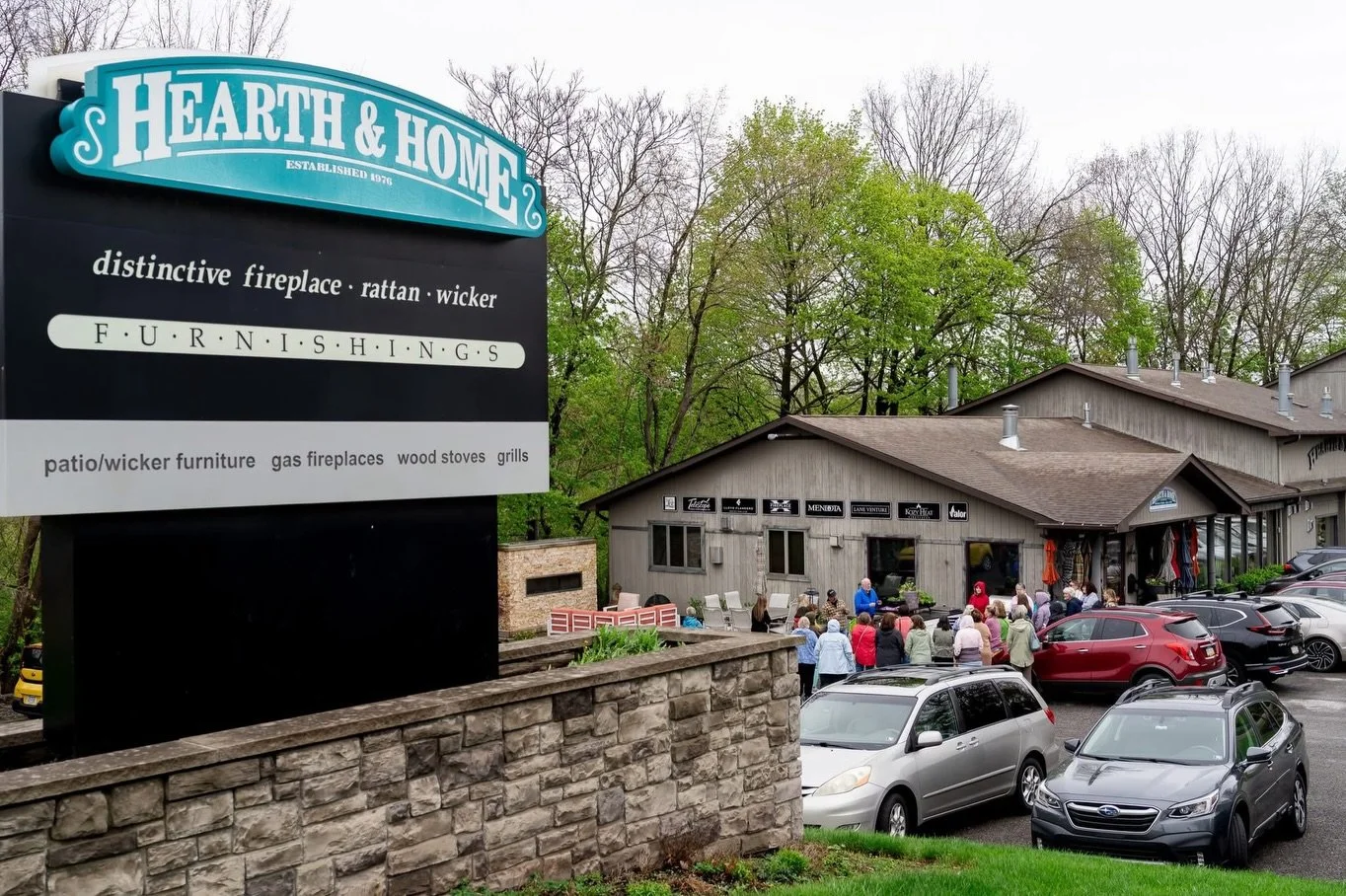 ☀️🏡 Sunday Showcase: @hearthandhomefurnishings 🔥✨

This week we are proud to spotlight Hearth &amp; Home Furnishings &mdash; a true Butler County success story and a cornerstone business in downtown Zelienople for more than 40 years!

Since 1978, t
