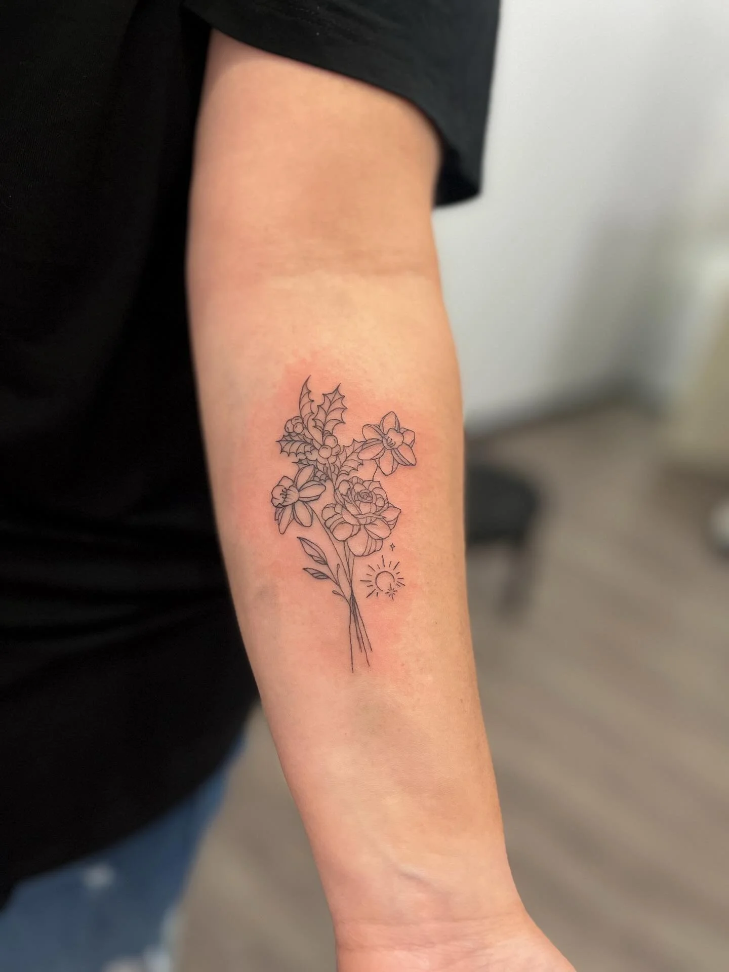 Bouquets on bouquets on bouquets 💐 

Heads up - we will be closed tomorrow for Halloween and will not be doing a walk-in piercing day! 
.
.
.
.
.
#covestudios #tattoo #tattoostudio #walkin #bouquet #bouquettattoo #floraltattoo