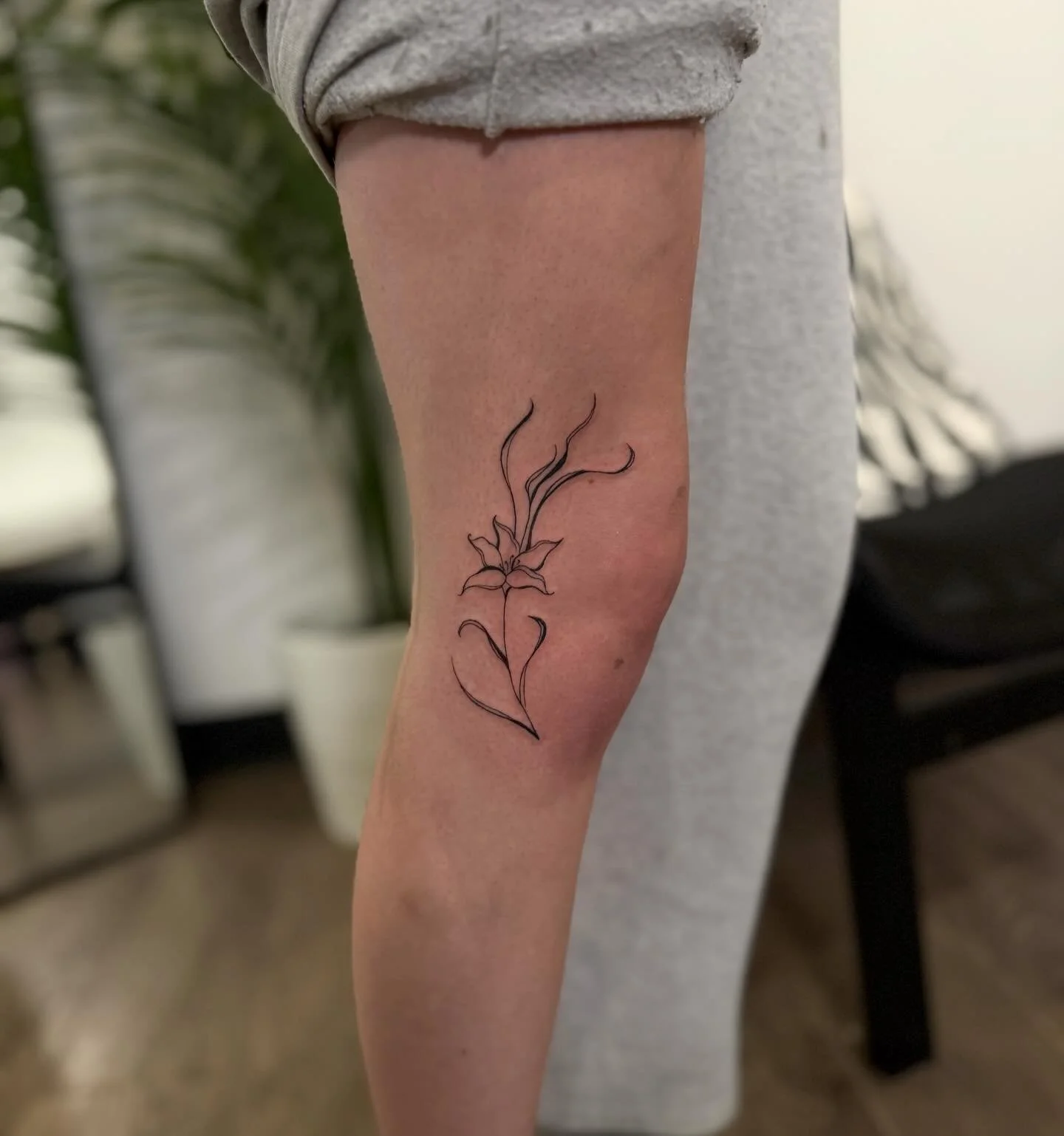 It was so fun getting to change up my day and do this abstract floral design 💐

Thank you to this client for not only sitting like a champ the whole time, but for the trust when I pulled out my pen and said &ldquo;let me just freehand some stuff qui