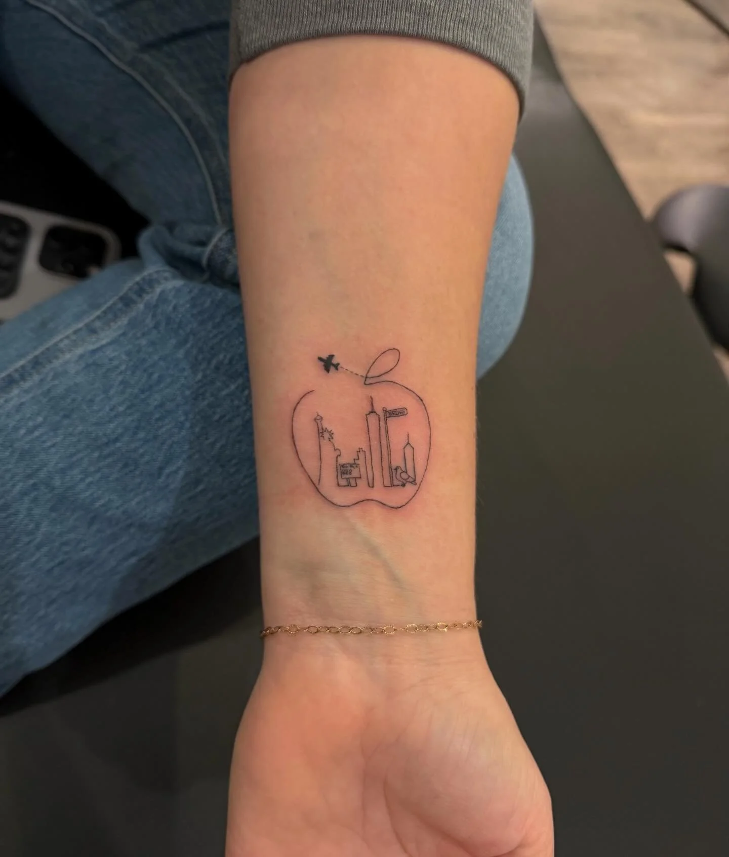 A tattoo for that trip you will never forget ❣️✈️🍎
.
.
.
.
.
#covestudios #tattoo #tattoostudio #wristtattoo #memories