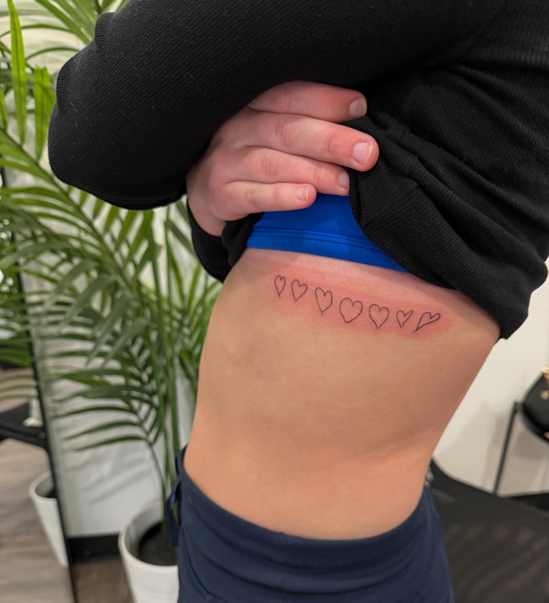 Such a great way to remember family through hand-drawn hearts 💕
.
.
.
.
.
#covestudios #tattoostudio #tattoo #ribtattoo