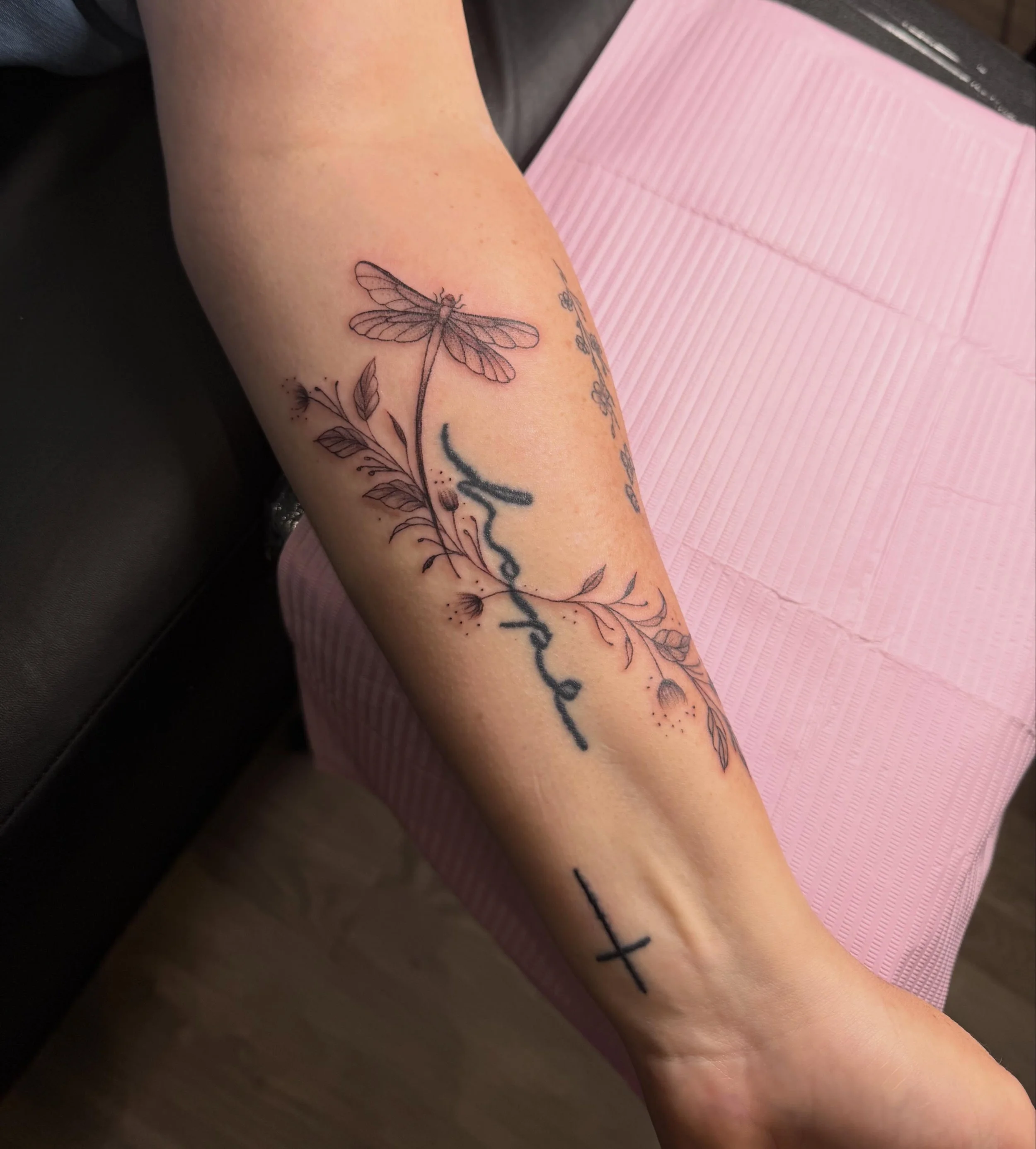 You guys know I love my butterflies, but recently dragonflies have been popular and I think they&rsquo;re slowly becoming a favourite! 

A little new addition to some previous work (not done by me)
.
.
.
.
.
#covestudios #tattoo #tattoostudio #dragon