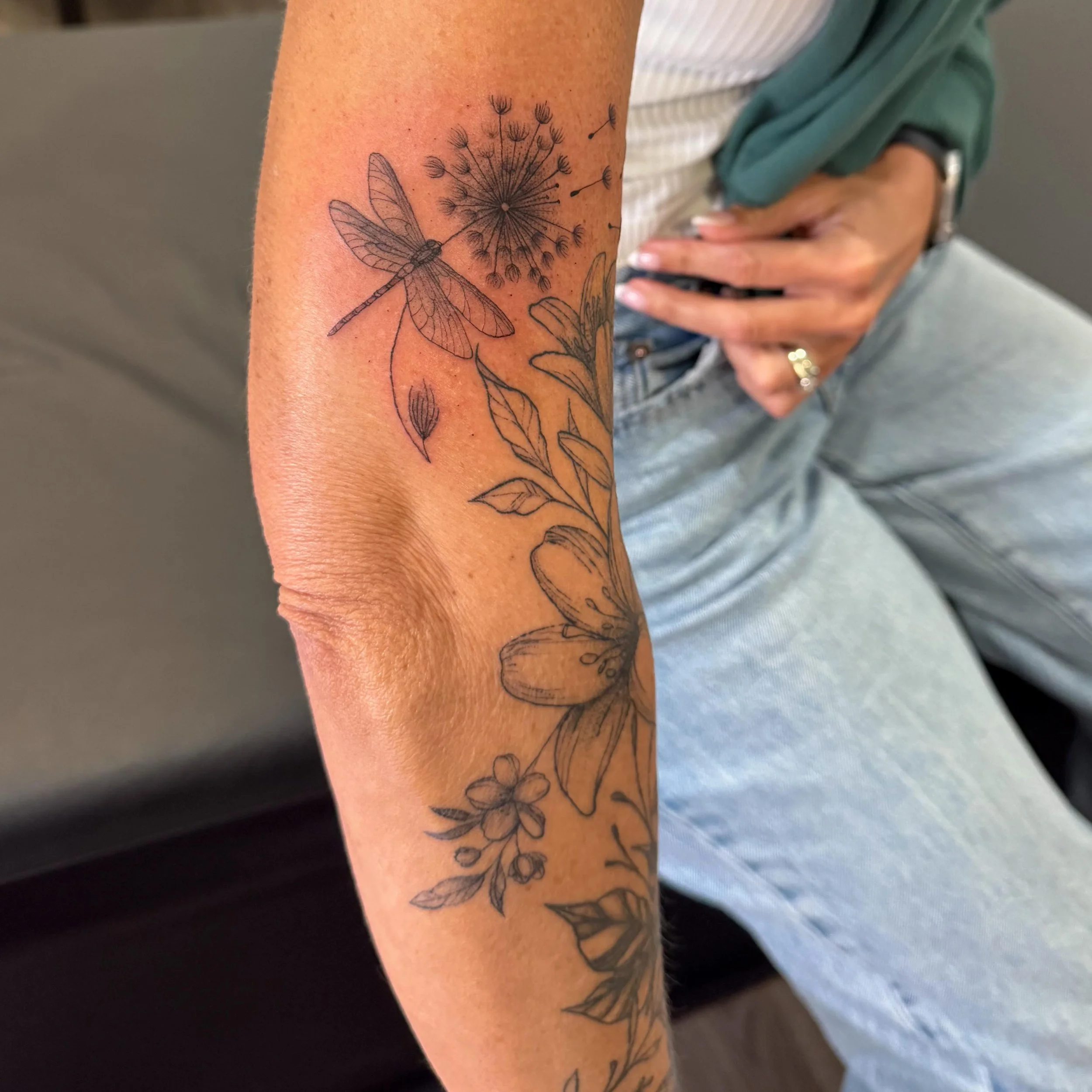 Dragon fly &amp; dandelion ft. Some healed floral work I did a few months back. 💐

Getting to do bigger, more detailed pieces has been so much fun for me - especially since I don&rsquo;t do them too often. Ive been loving getting to slowly add to th