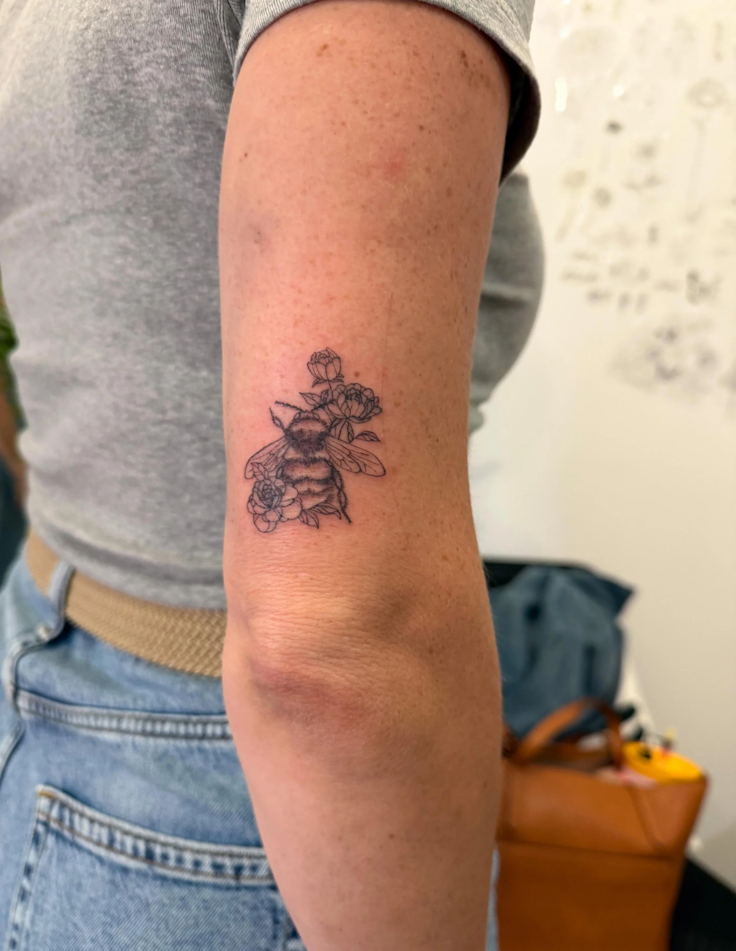 Happy Wednesday! 🐝💐

I am happy to report my face is almost back to normal &amp; I am back in shop (woo!). I will be getting to emails and DMs over the next few days, so please be patient with me. 

Starting the day by showing off one of my new fav