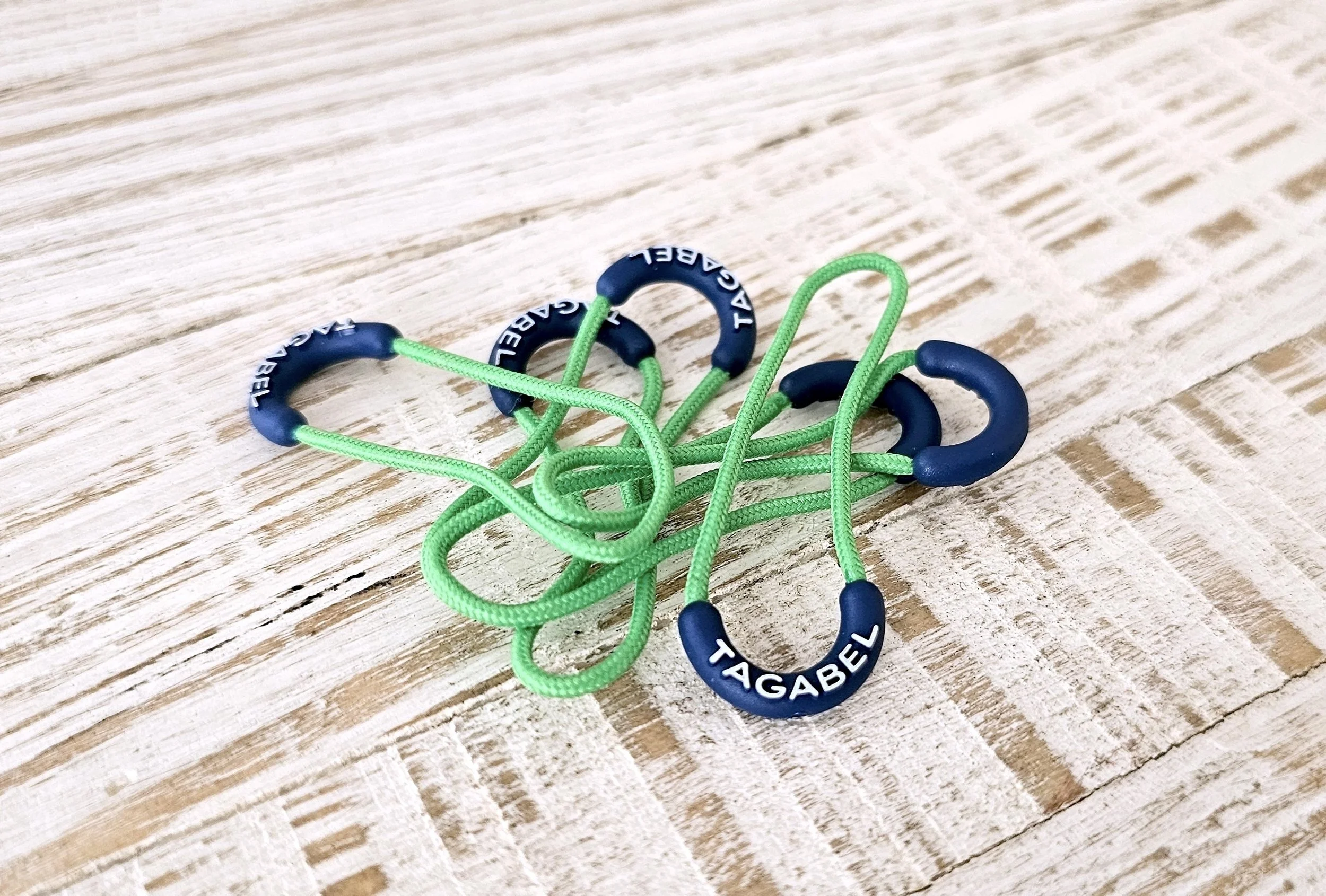 curved zipper puller.jpg