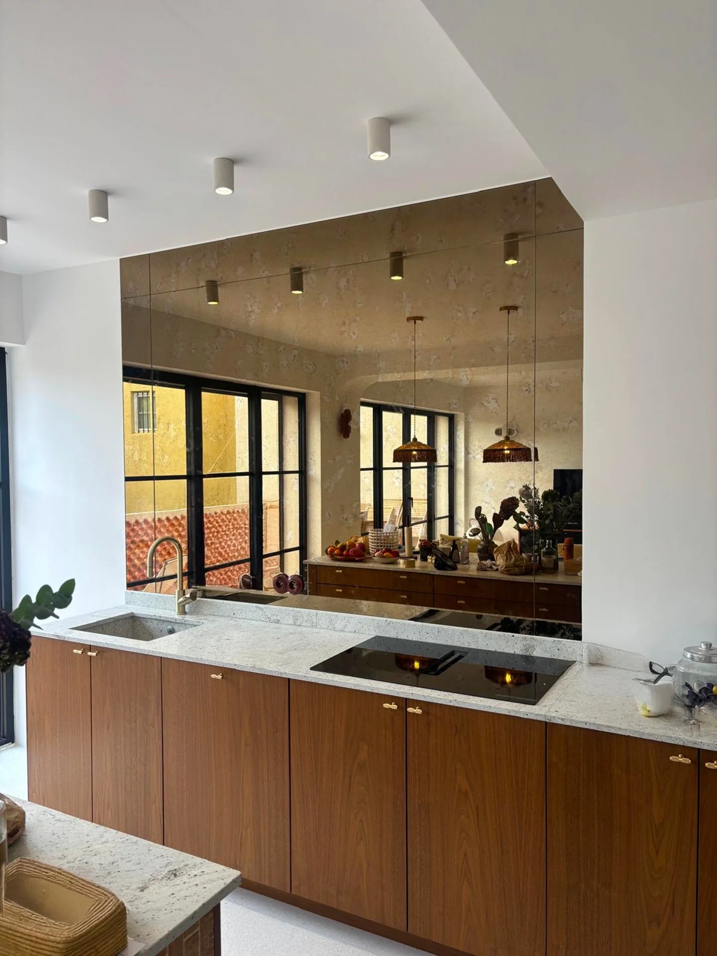 miroir vieilli doré dans cuisine américaine - espace design sur marseille