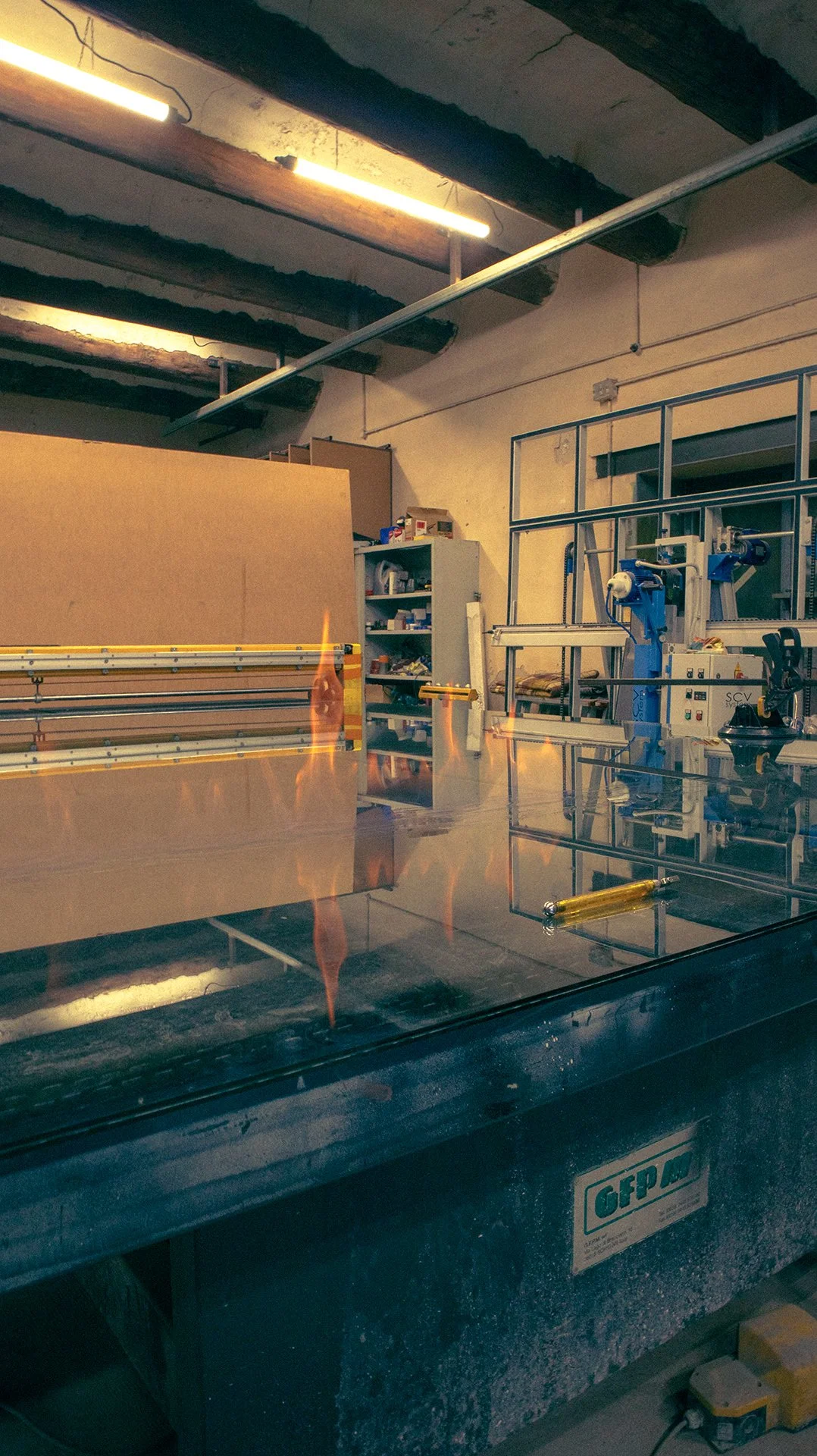 Découpe de verre feuilleté en atelier de miroiterie à Marseille
