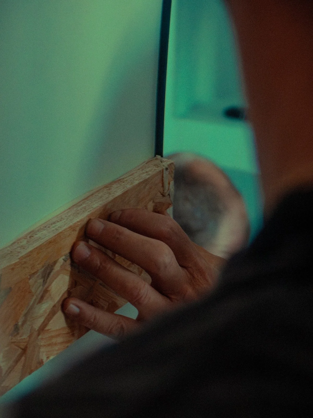 mains tenant le bois durant chantier à Marseille