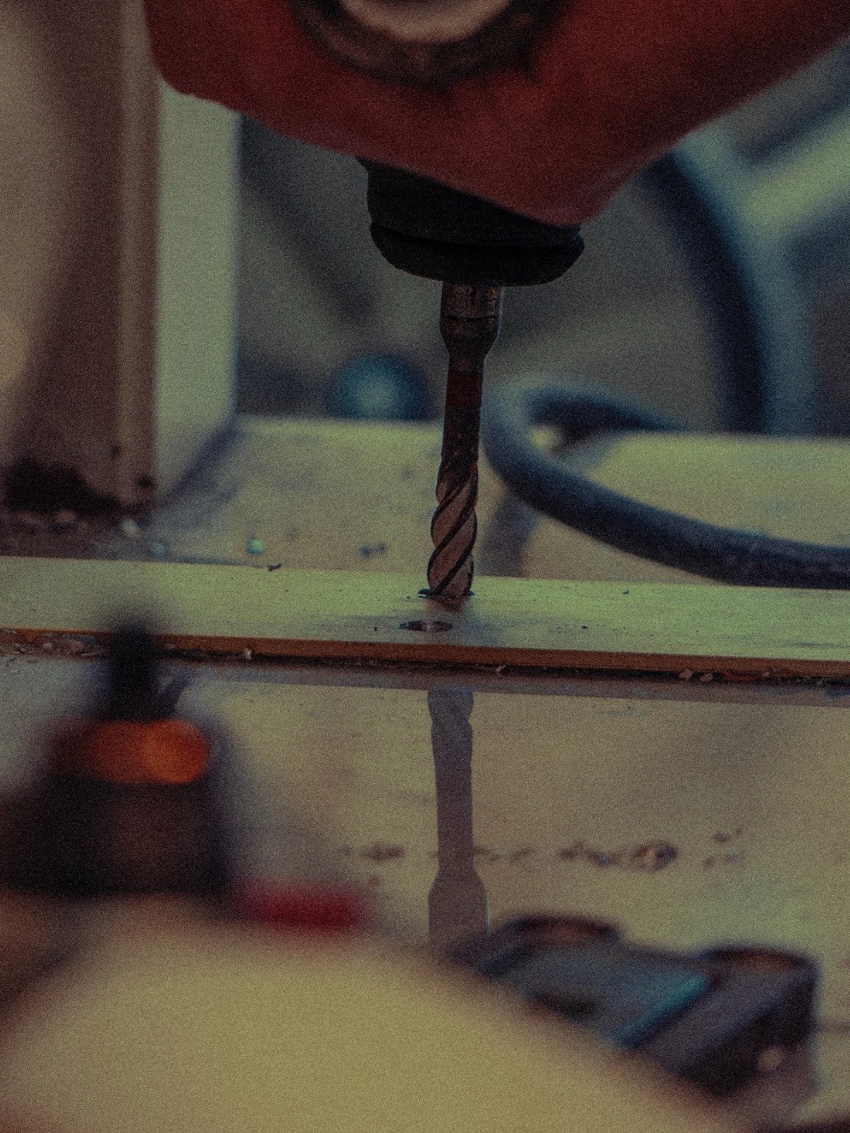 Visseuse dans sol sur chantier à Marseille
